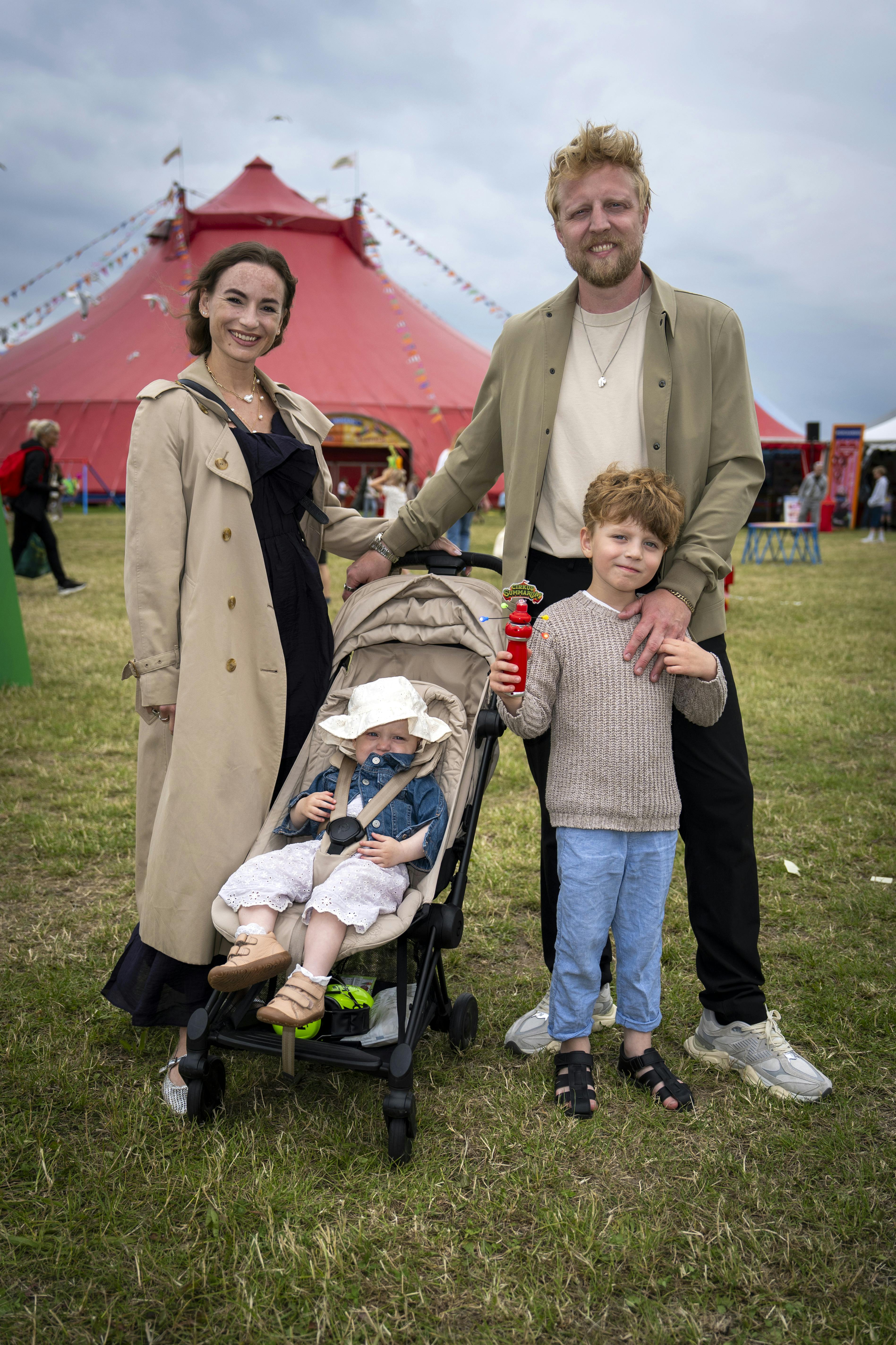 Claudia Rex og Pelle Emil Hebsgaard med deres to børn til premieren på Cirkus Summarum. 