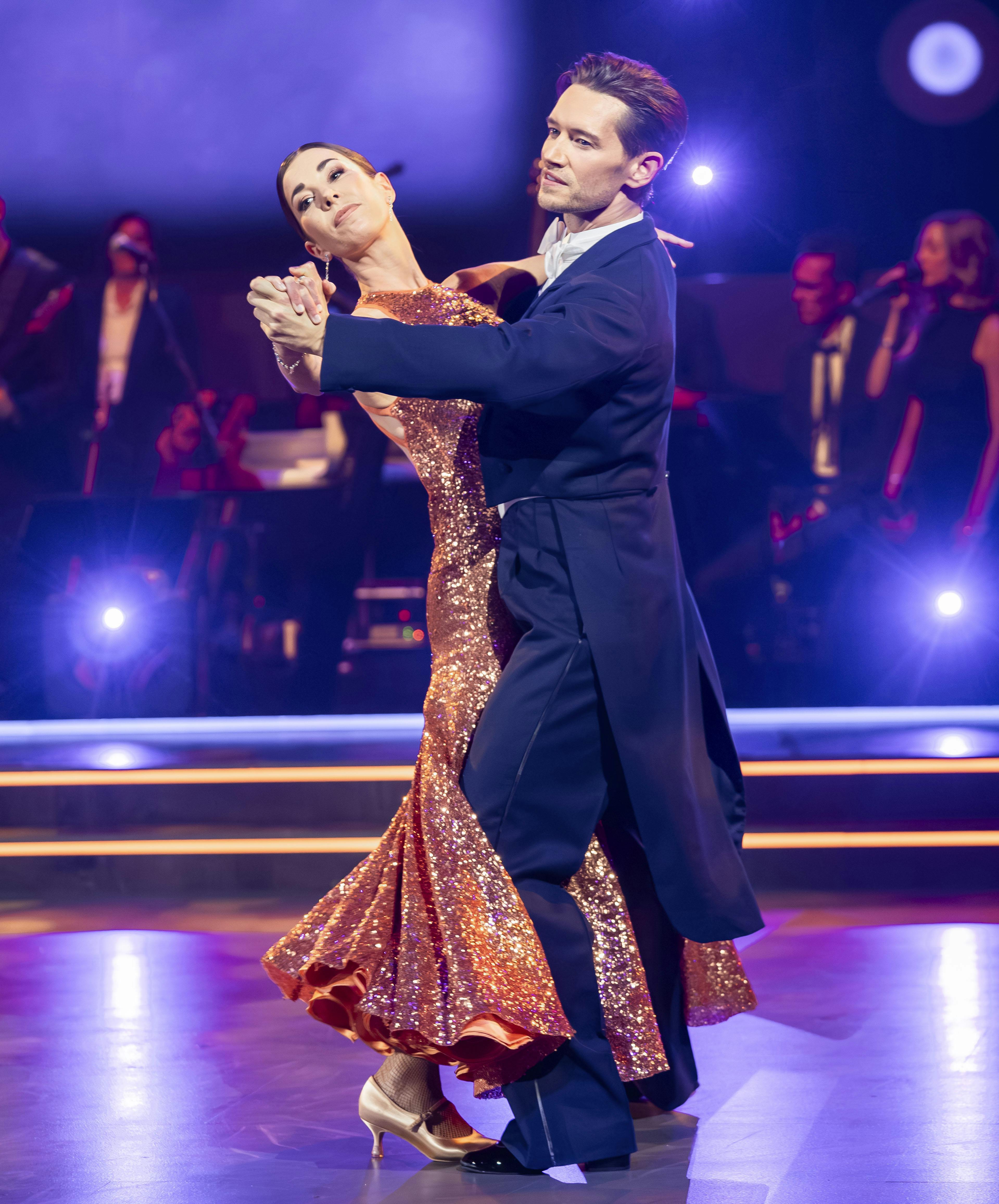 Julie Rudbæk og Morten Kjeldgaard i en vals.