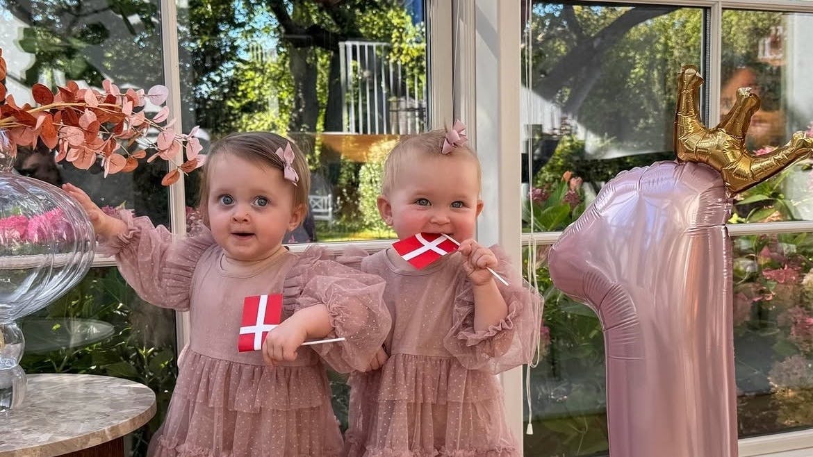 Emma og Nora fejrer 1-års fødselsdag.