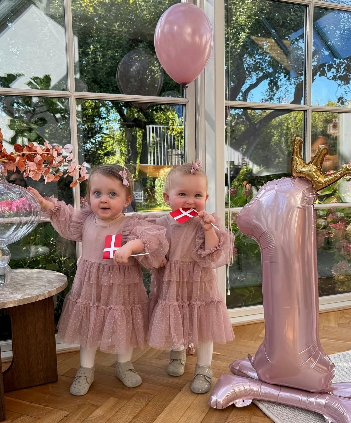 Emma og Nora flager på deres 1-års fødselsdag.