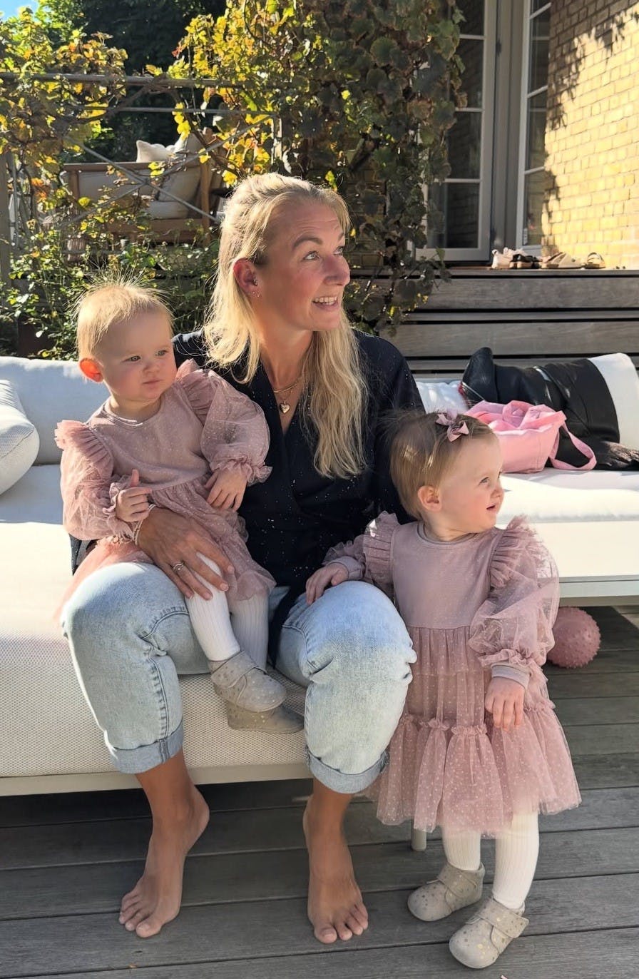 Graviditetsvært Nanna Brandt med fødselsdagspigerne Nora (tv) og Emma.
