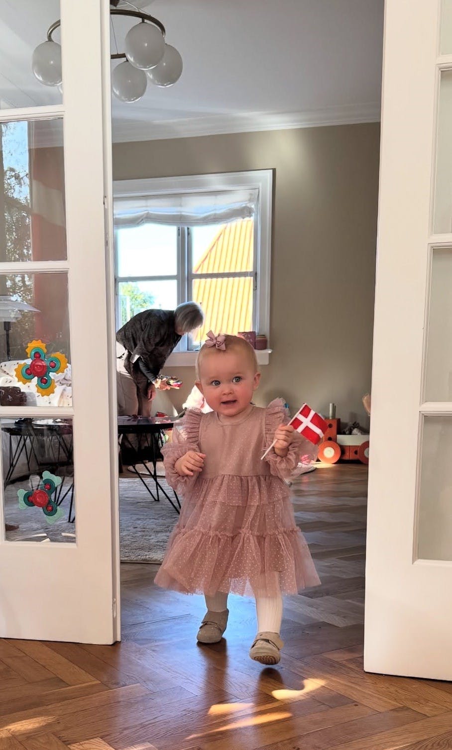 Nora med flag.