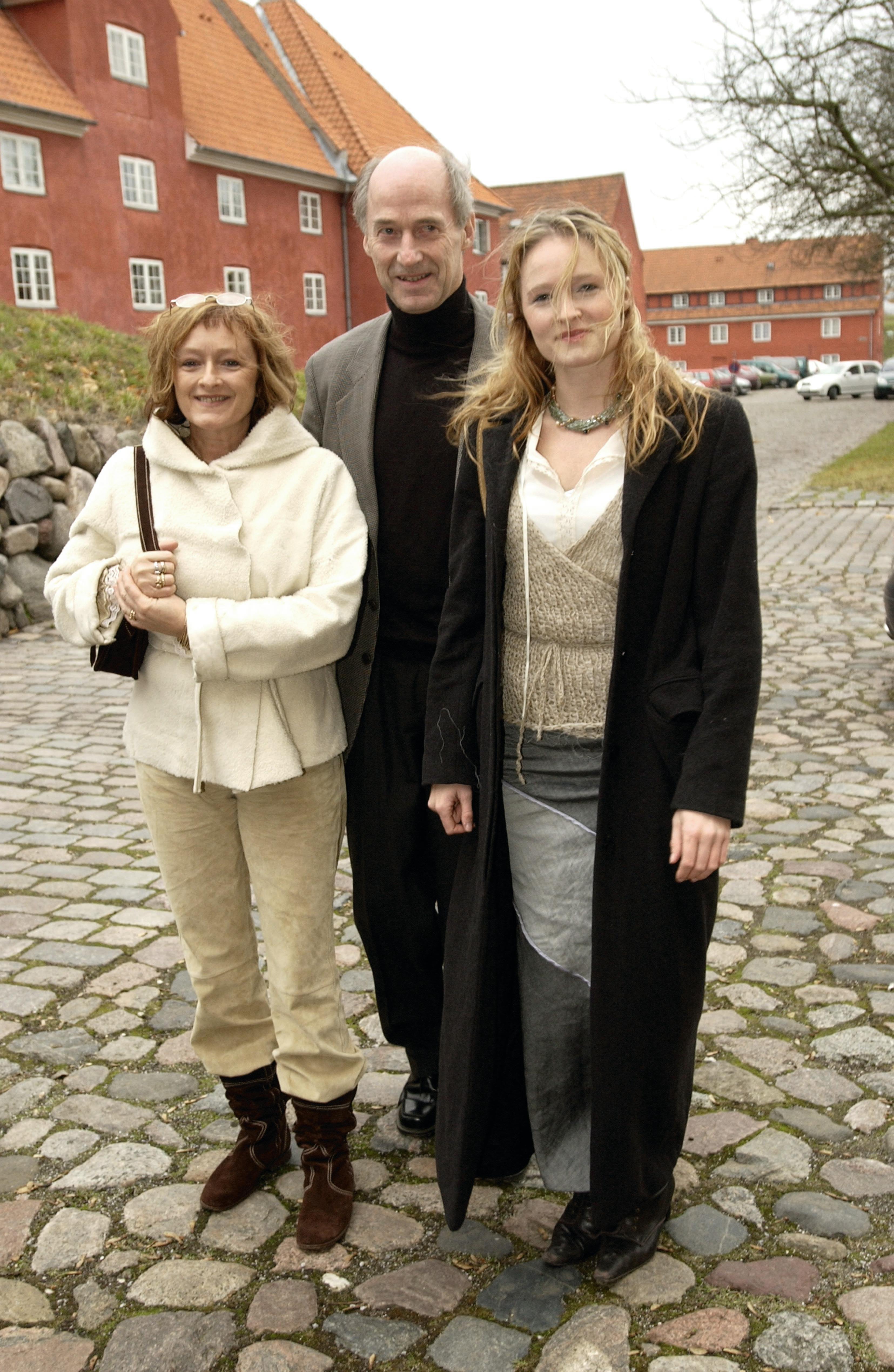 Mille Lehfeldt med sine forældre.
