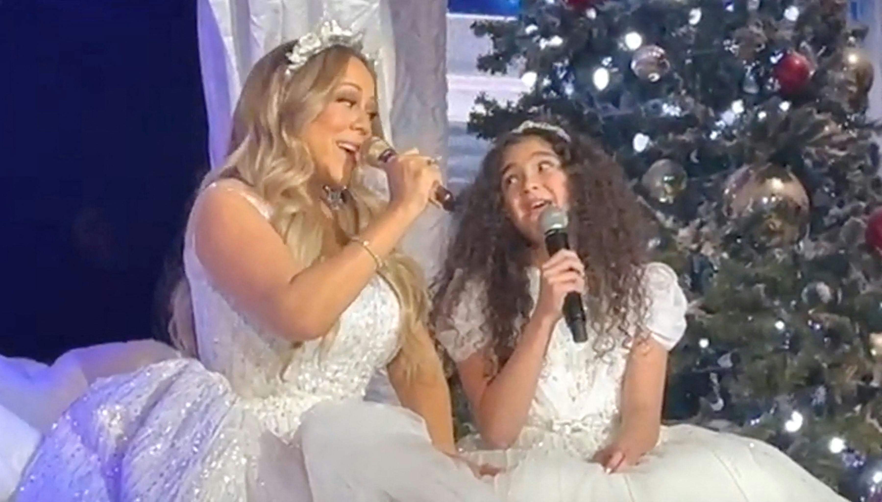 Mariah Carey med Monroe på scenen. 