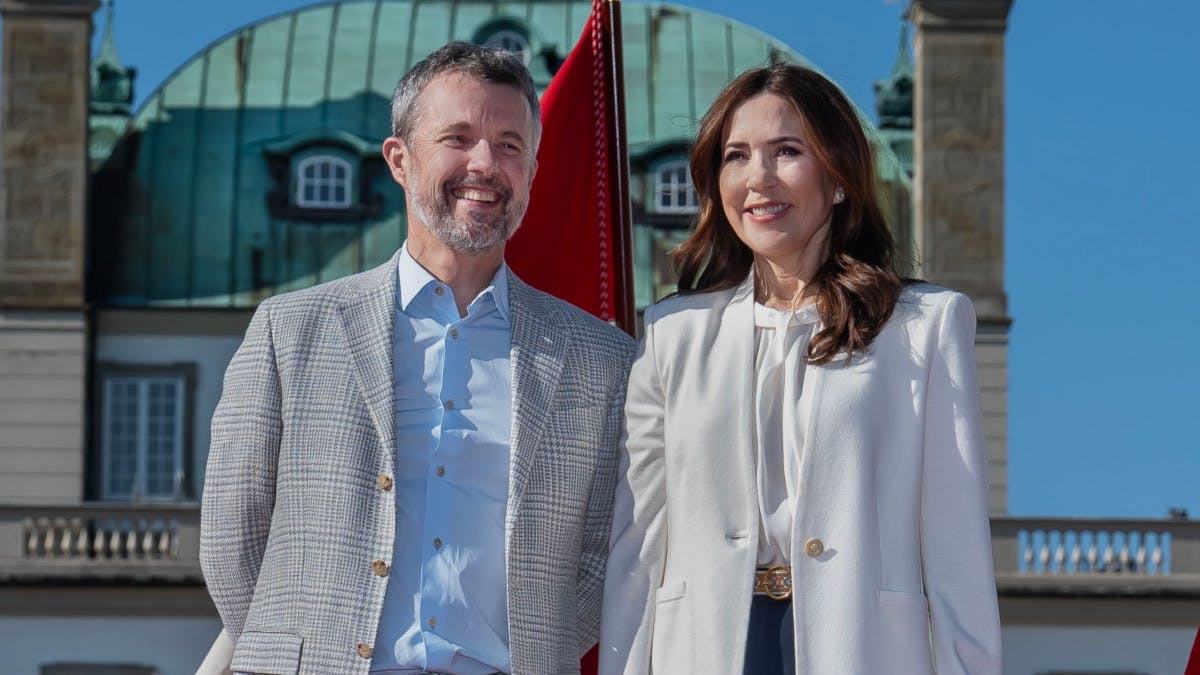 Kong Frederik og dronning Mary ruller en kæmpe rød løber ud foran Amalienborg onsdag aften.&nbsp;