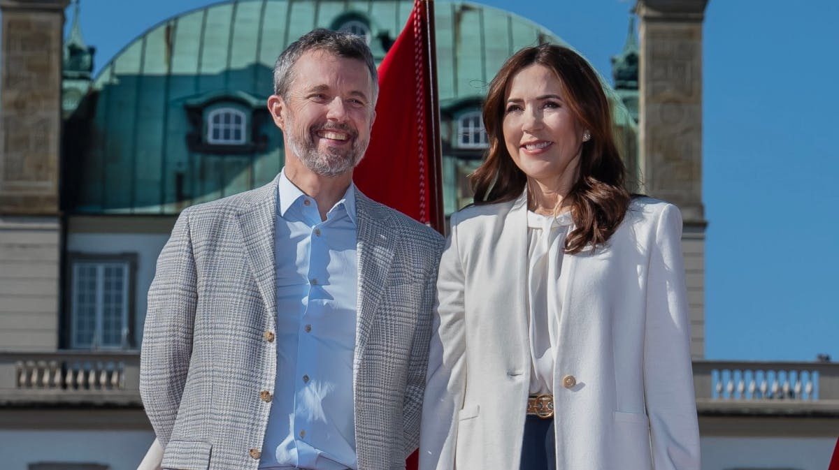 Kong Frederik og dronning Mary ruller en kæmpe rød løber ud foran Amalienborg onsdag aften. 