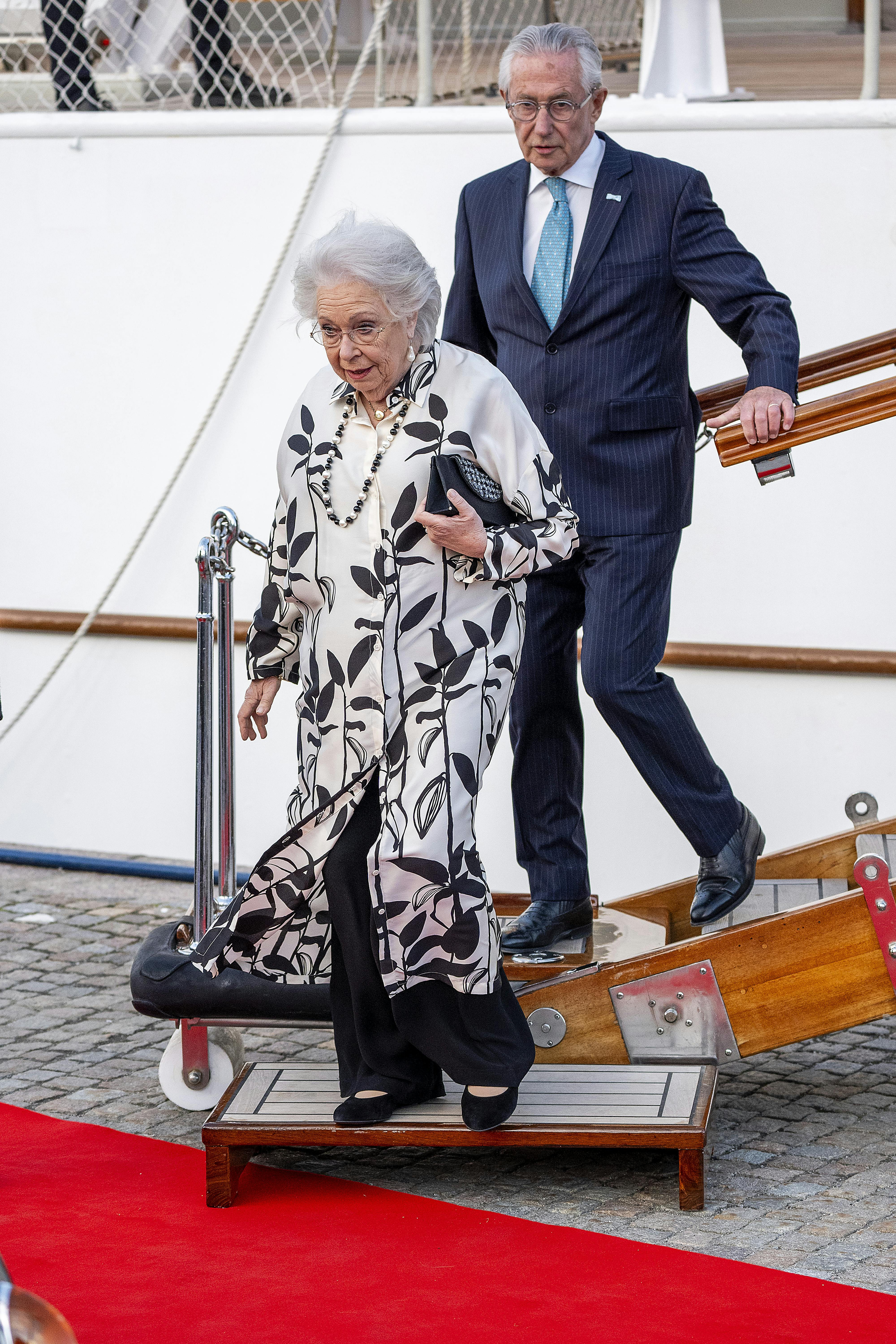 Returarrangement på Kongeskibet Dannebrog.RECEPTION – DANNEBROGEN Their Majesties The King and Queen of Denmark host a reception in honour of Their Majesties The King and Queen of Sweden • PHOTO OPPORTUNITY – Outdoors on the quay. Arrival of the Swedish Royal Family and guests to the yacht.