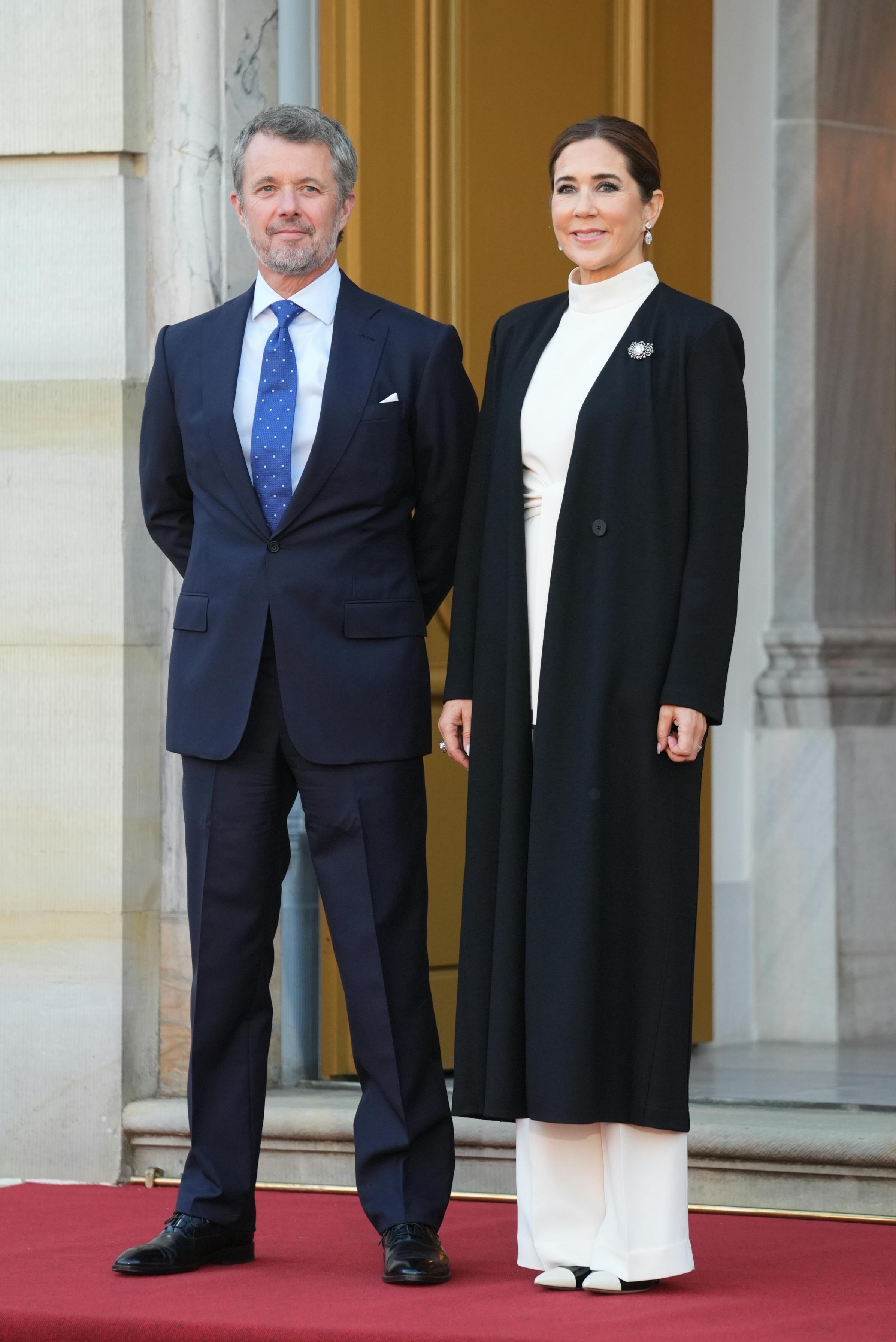 Kong Frederik og dronning Mary tager imod gæsterne forud for middagen på Amalienborg. 