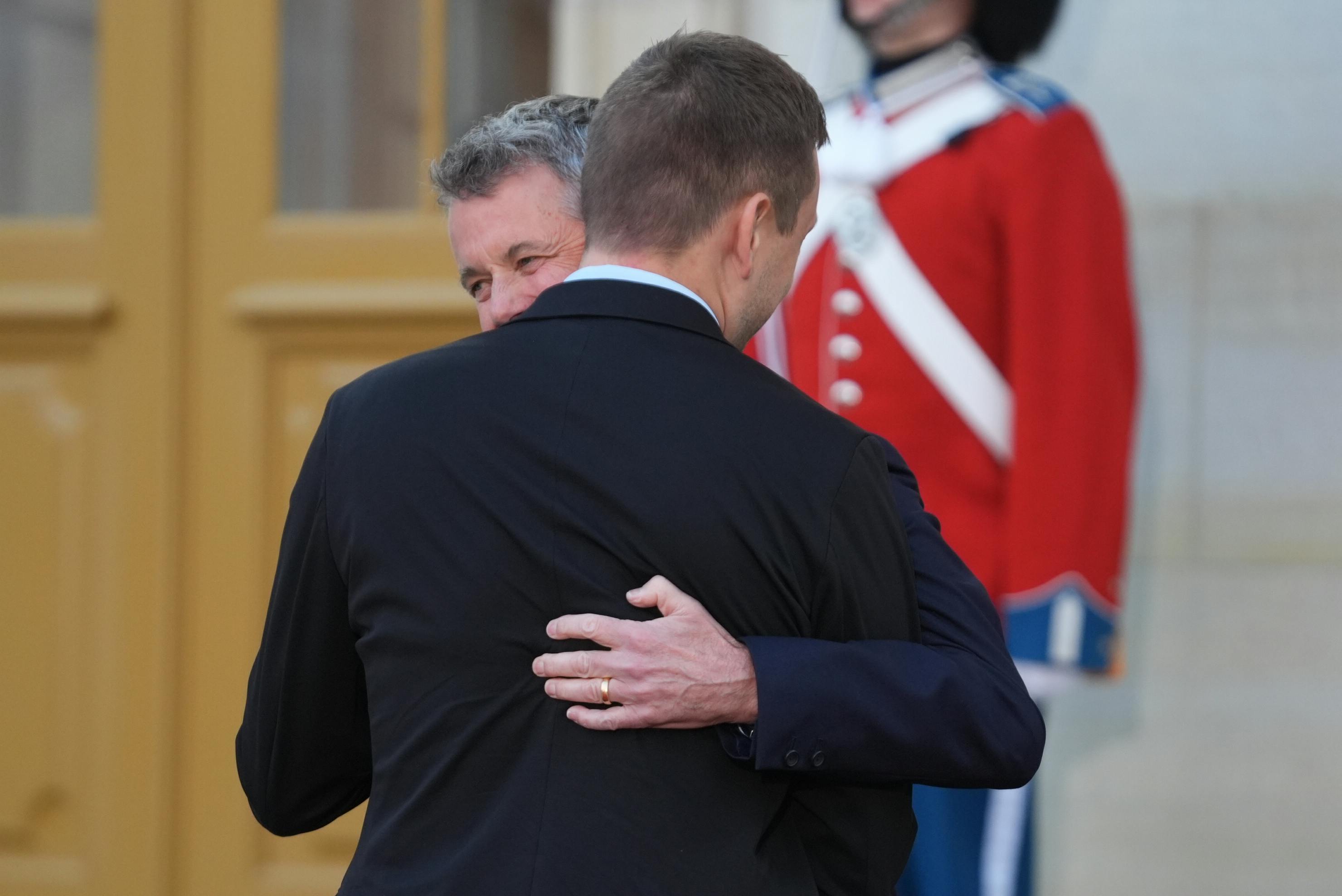 Kong Frederik krammer Jens-Frederik Nielsen.