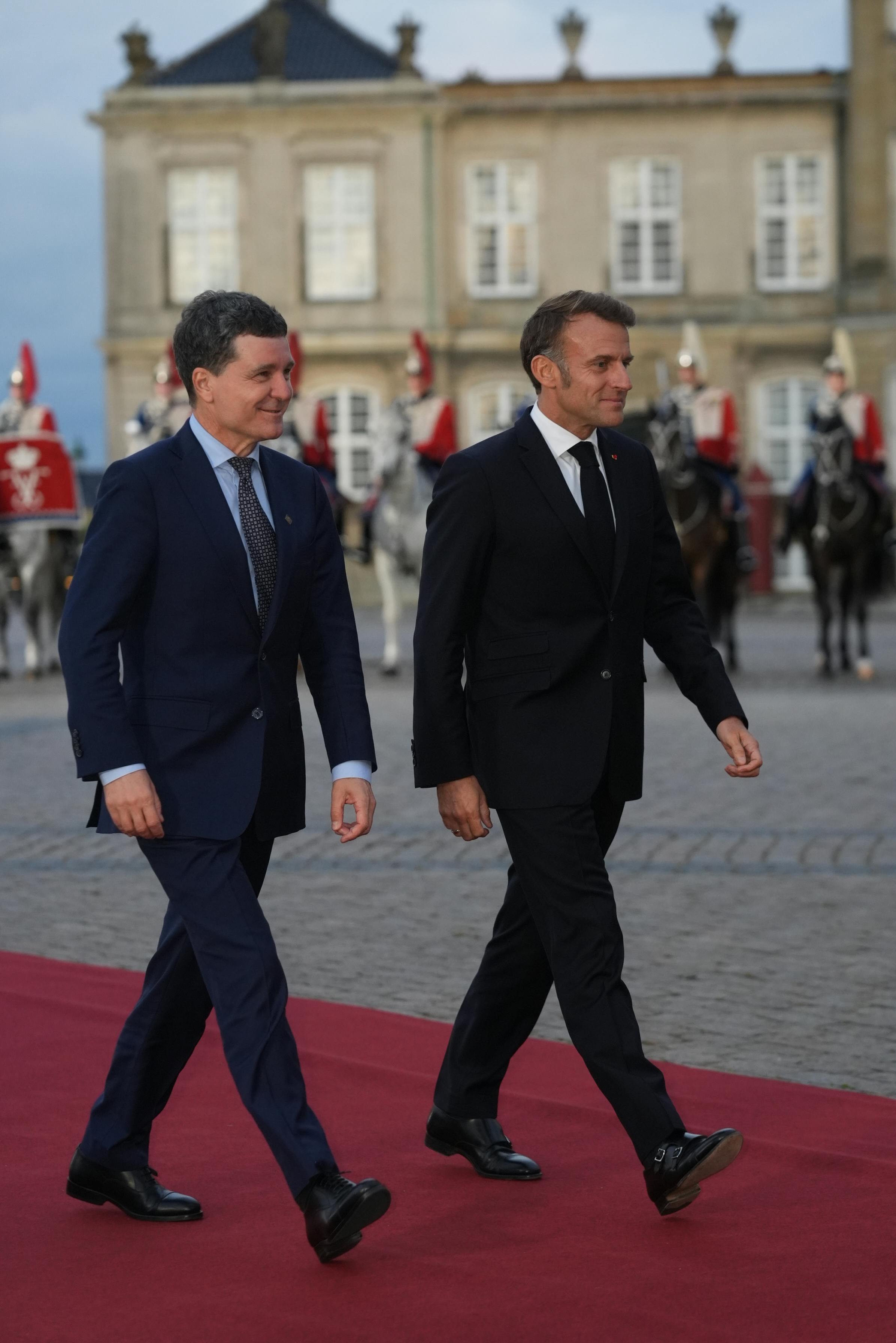 Emmanuel Macron ankommer til Amalienborg. 