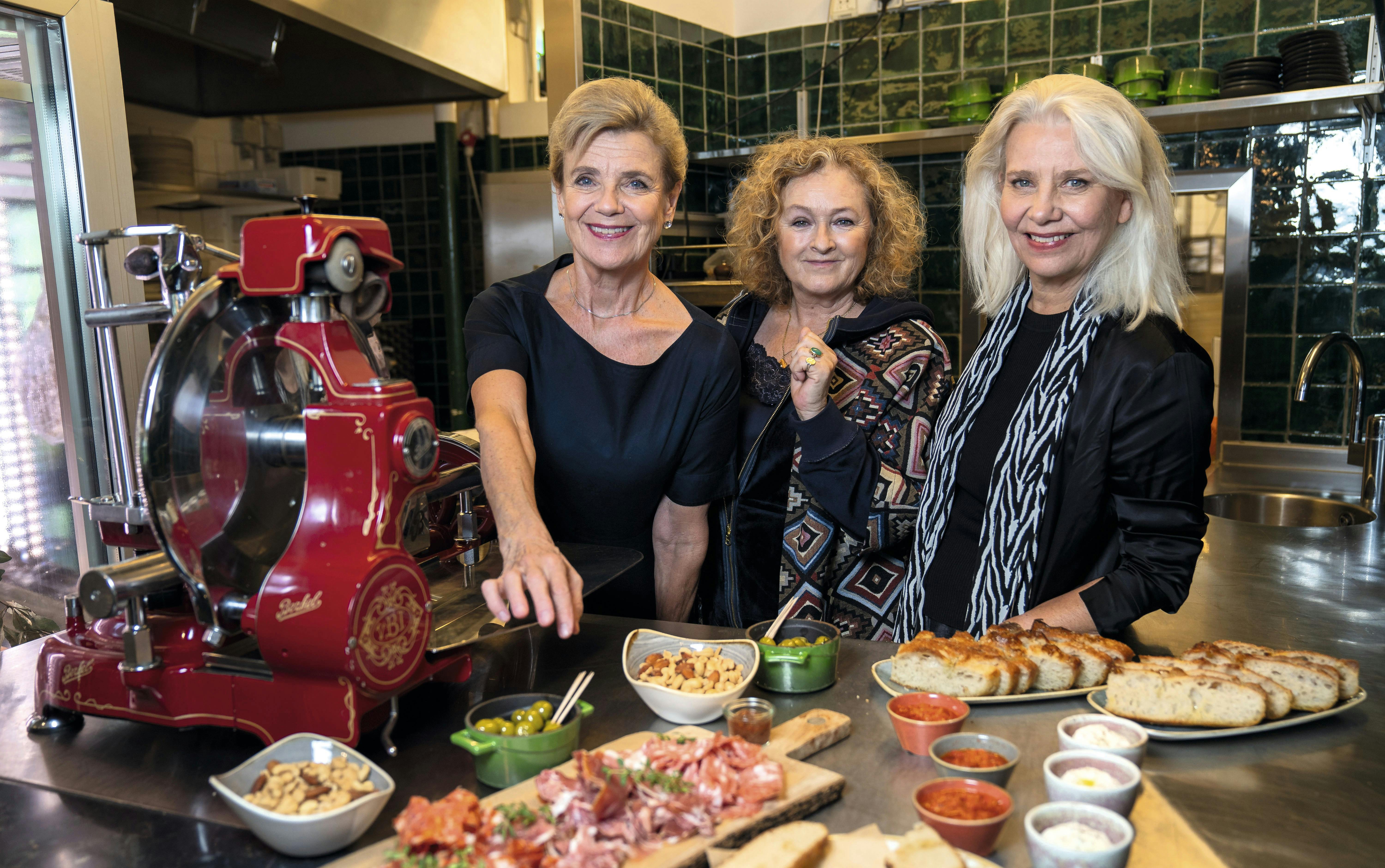 Stina Ekblad, Kirsten Lehfeldt og Kirsten Olesen i filmen "Madklubben".