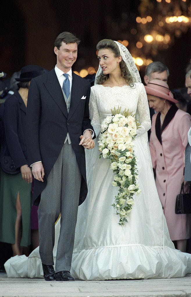 Paris 19940924. Dronning Sonja, kronprins Haakon og prinsesse Märtha Louise i Paris i anledning bryllup i hertugfamilien av Luxembourg. Bildet: Brudeparet, prins Guillaume og prinsesse Sibilla utenfor kirken Cathedrale Saint-Louis i Versailles etter vielsen. FOTO: Lise Åserud