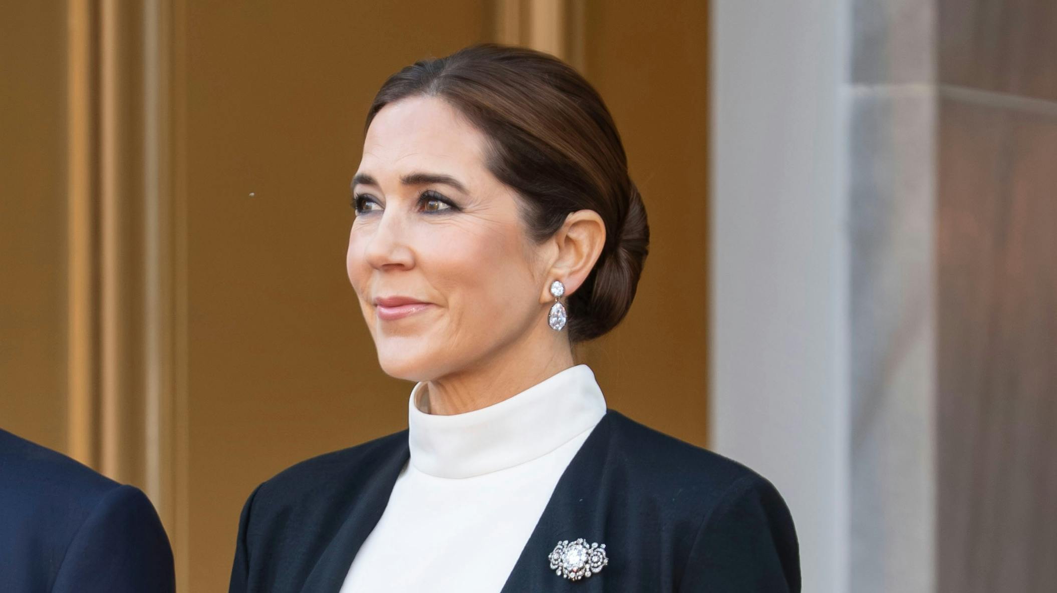 Dronning Mary og kong Frederik tog imod gæster ude på trappen ved onsdagens middag. 