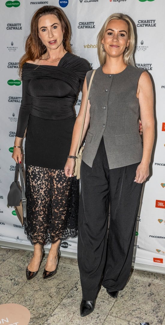 Jeanette Mackenhauer og Stine Schmeichel ankom sammen til modeshow i Aller Huset