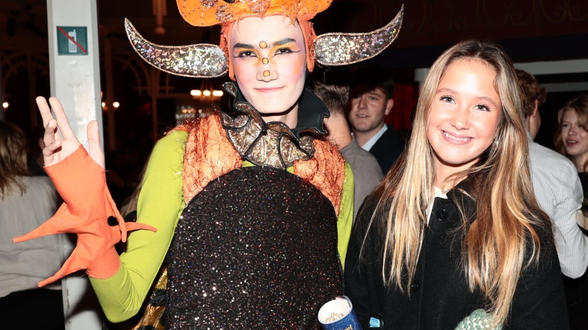 Prinsesse Josephine sammen med en af de medvirkende i Eventyrteatrets nye musical i Tivoli.&nbsp;