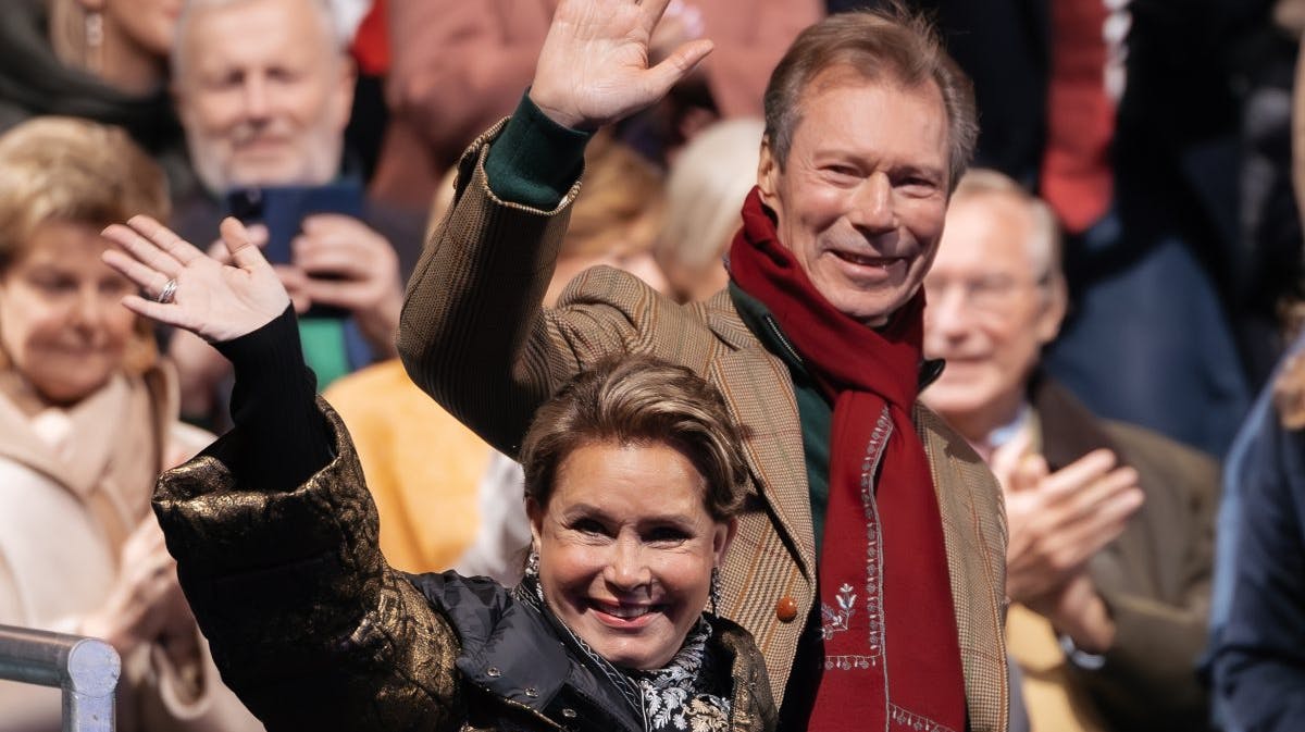 Storhertuginde Maria Teresa og storhertug Henri af Luxembourg dagen efter, tronen blev overladt til sønnen Guillaume og svigerdatteren Stéphanie. 