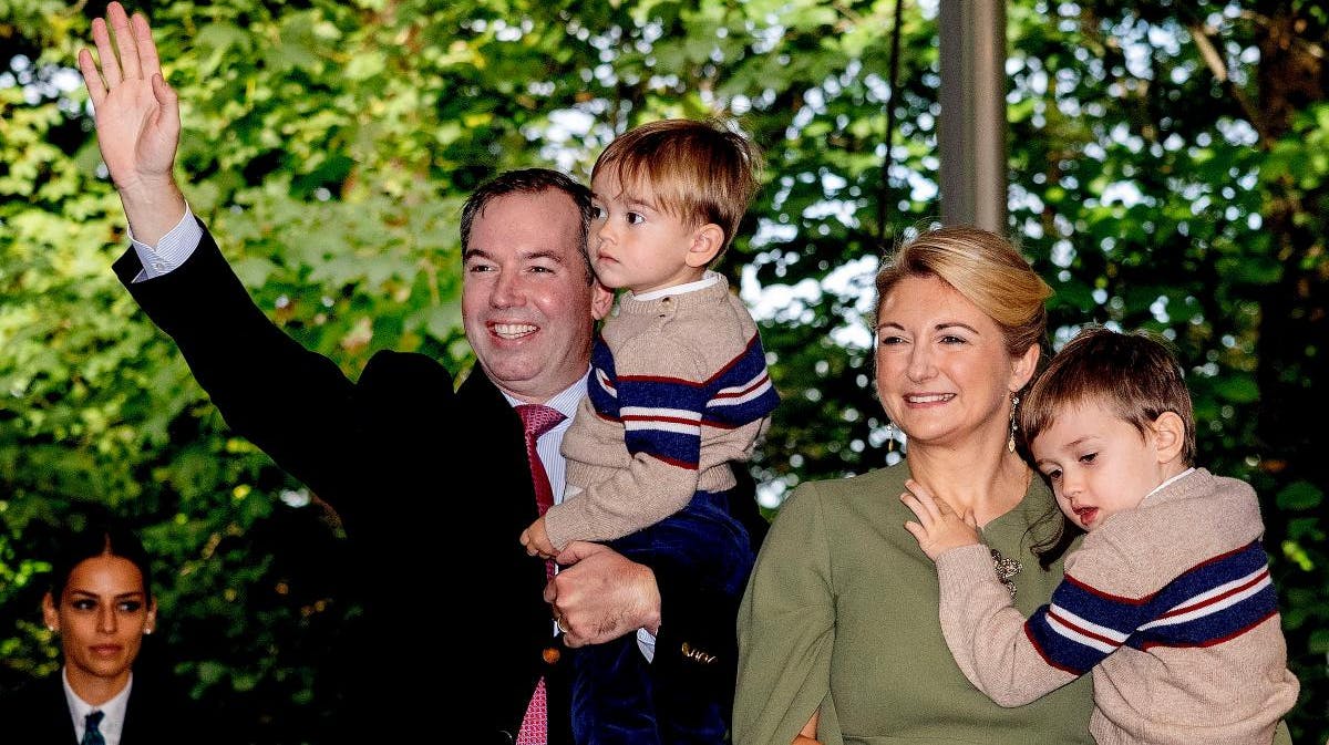 Storhertug Guillaime og storhertuginde Stéphanie med sønnerne prins Charles, 5 år, og prins François på to et halvt. 