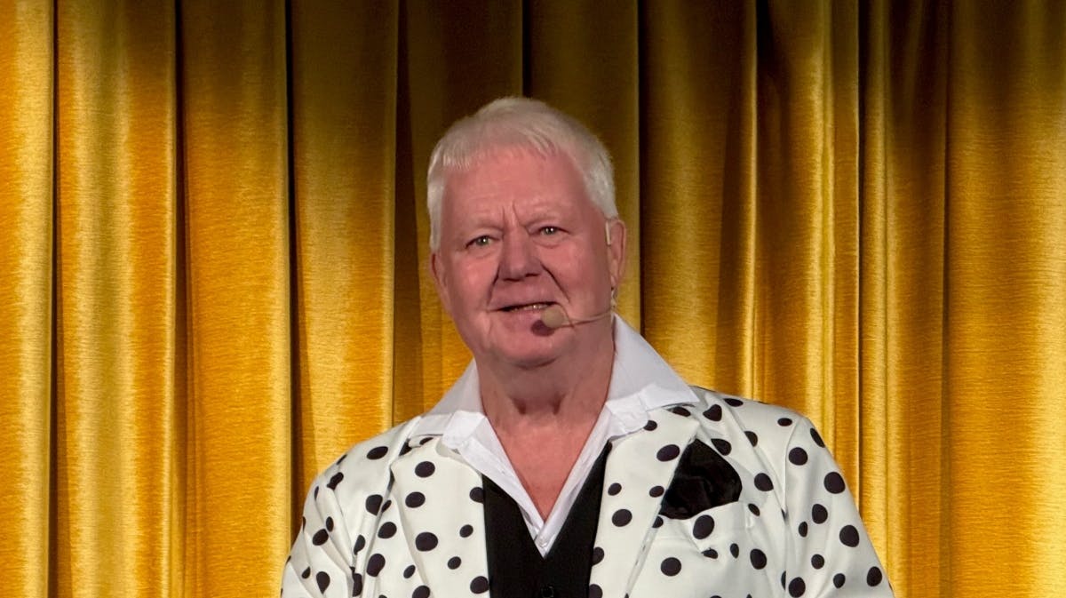 Jan Schou på scenen på Østergaards Hotel i Herning.