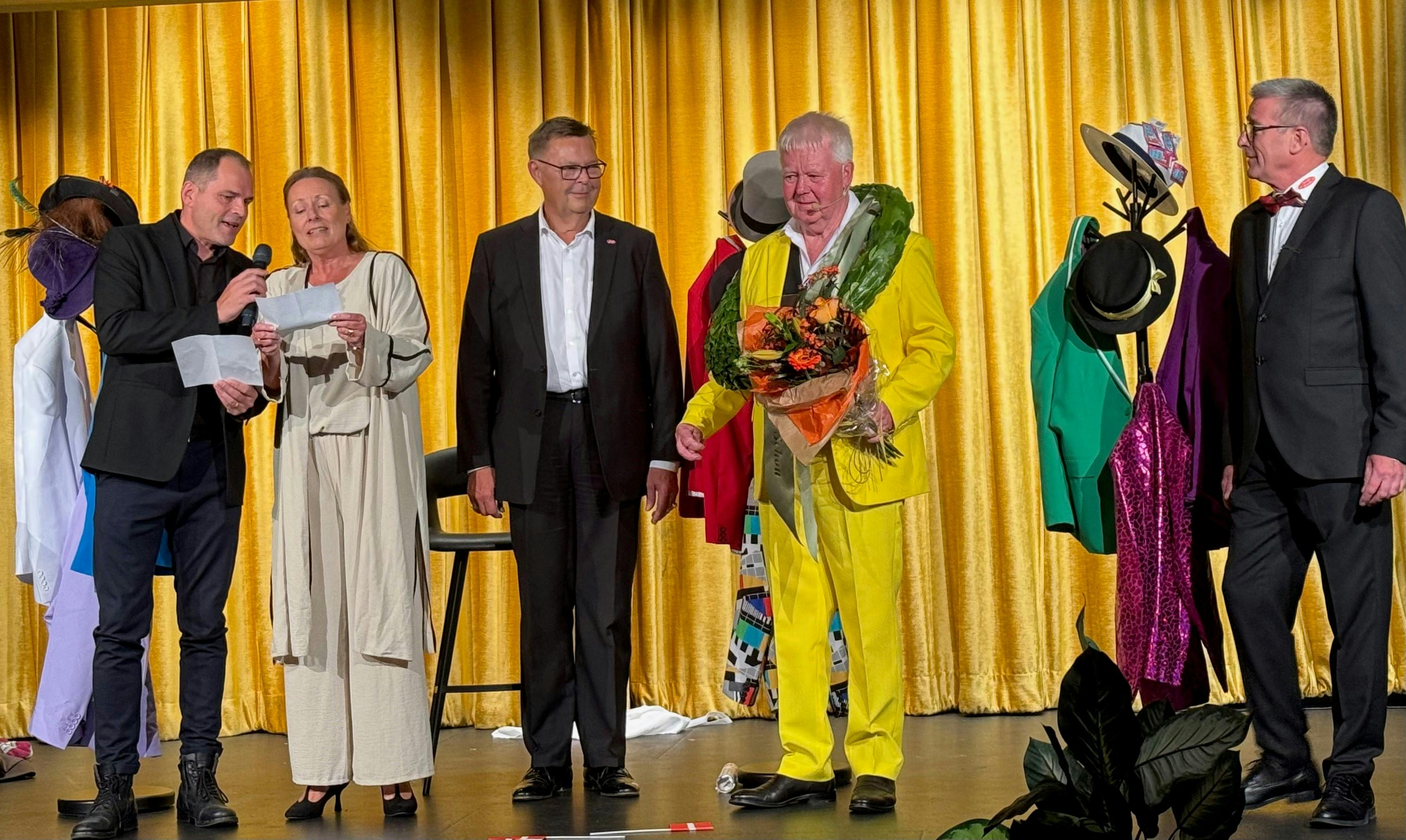 Jan Schou blev hyldet på scenen.