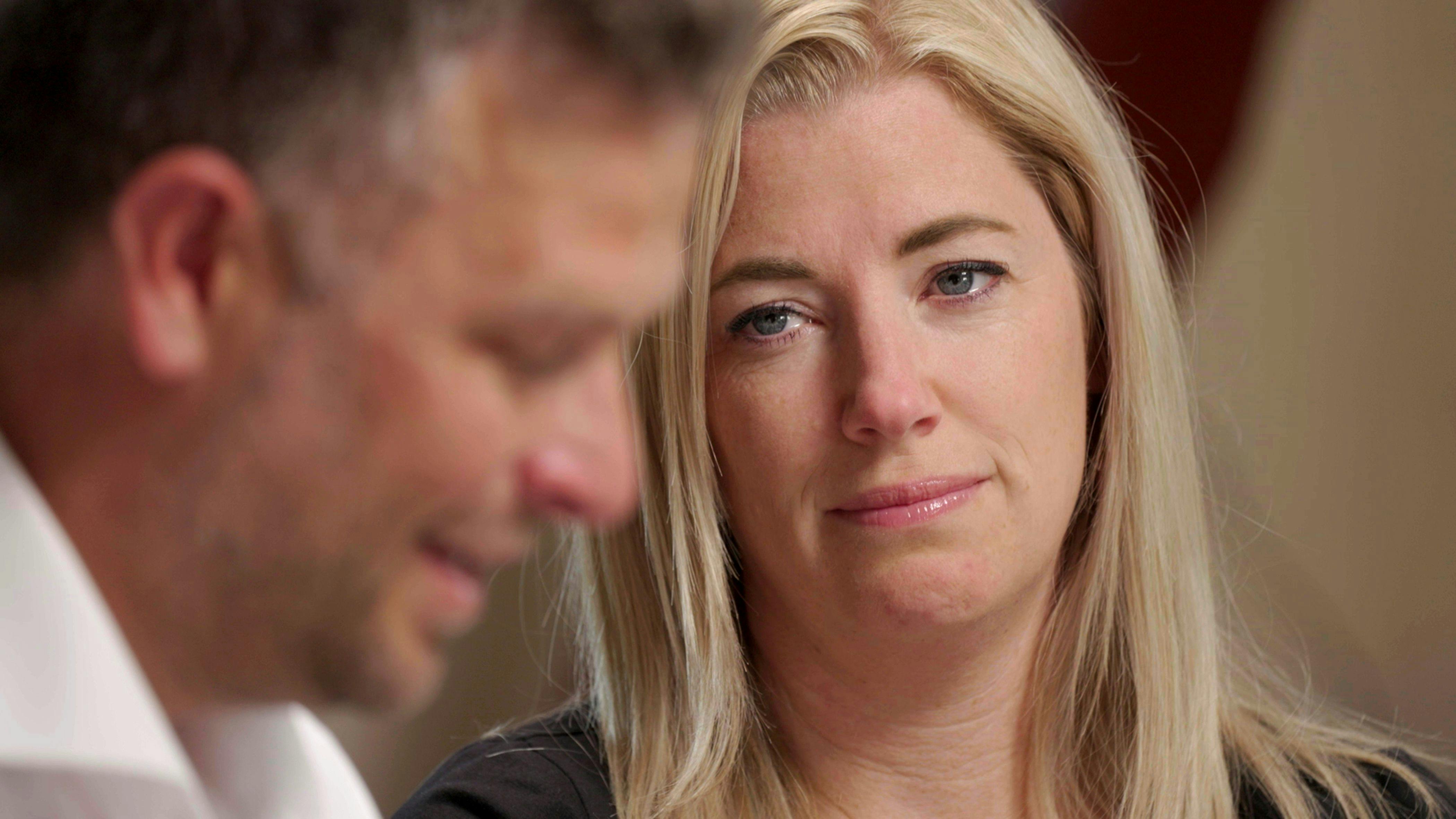 Dorthe ser på Lasse, mens han tydeligt berørt læser brevet op.