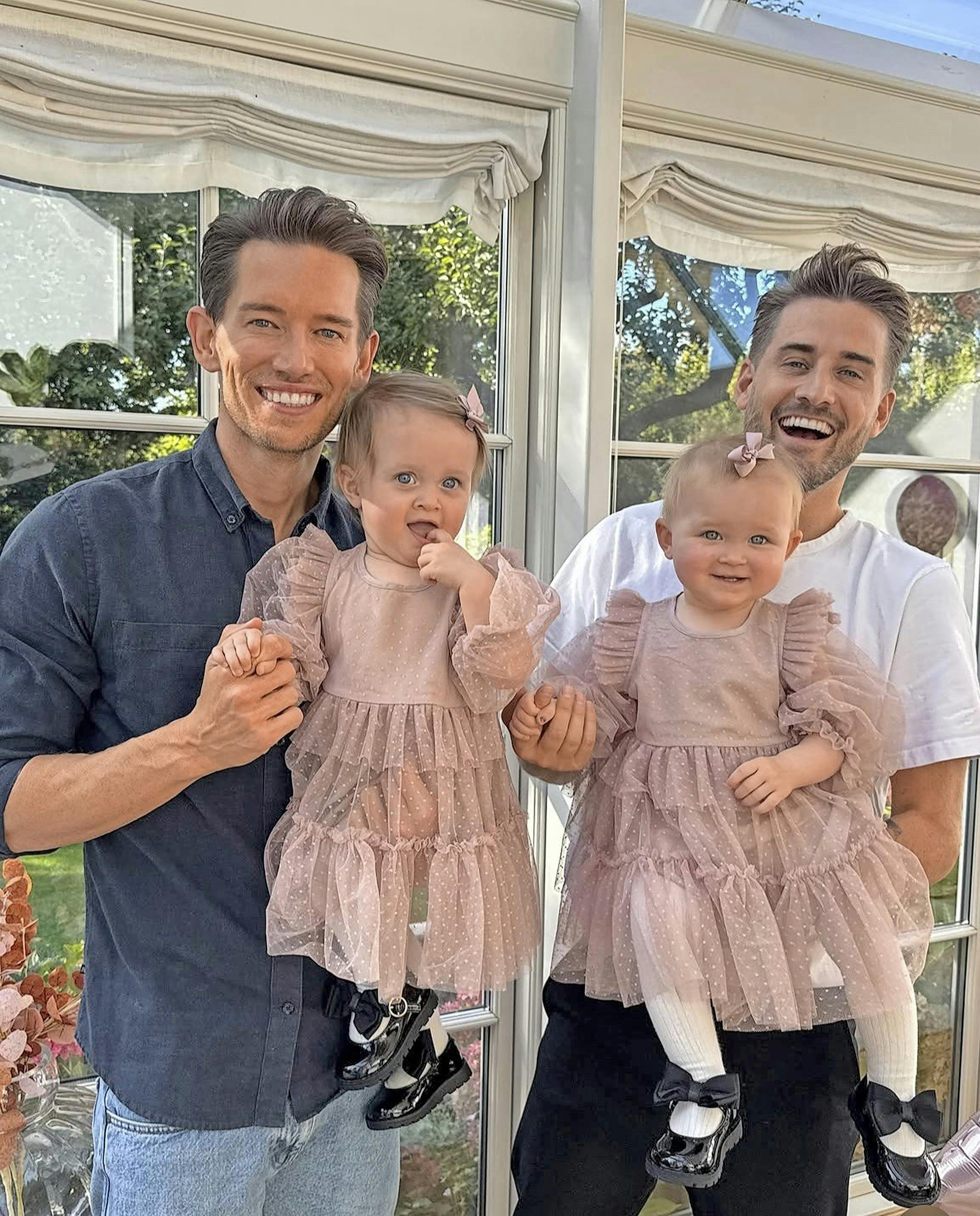 Morten Kjeldgaard og Frederik Haun med Nora og Emma ved deres 1-års fødselsdag.