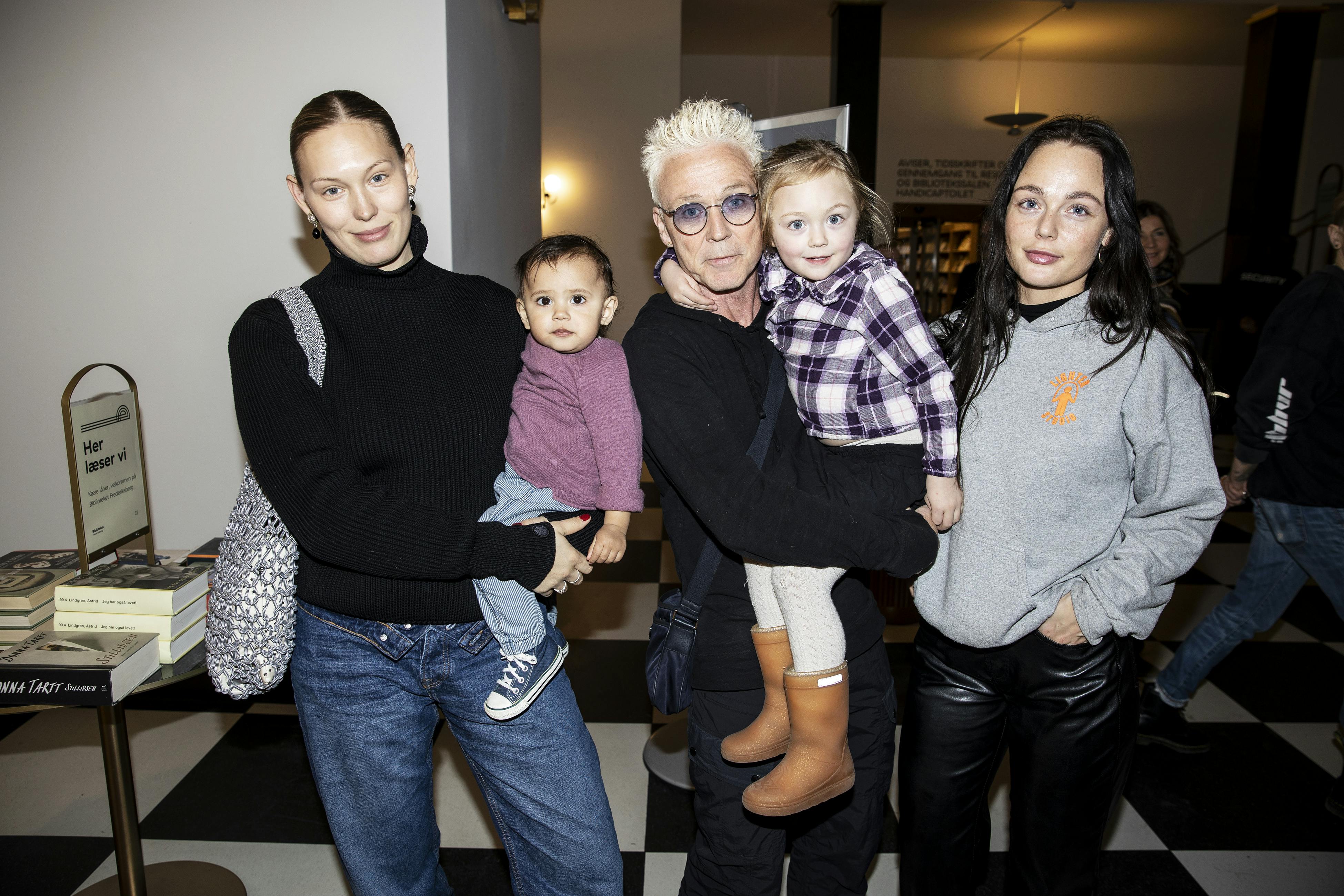 Ulrikke Toft Simonsen med datteren Norma, Thomas Helmig med barnebarnet Olga og sin datter Ida-Marie.