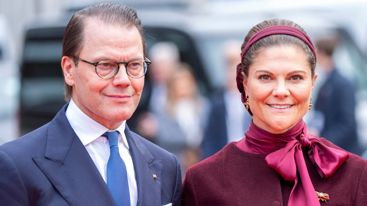 Prins Daniel og kronprinsesse Victoria havde gaver med fra børnene prinsesse Estelle og prins Oscar