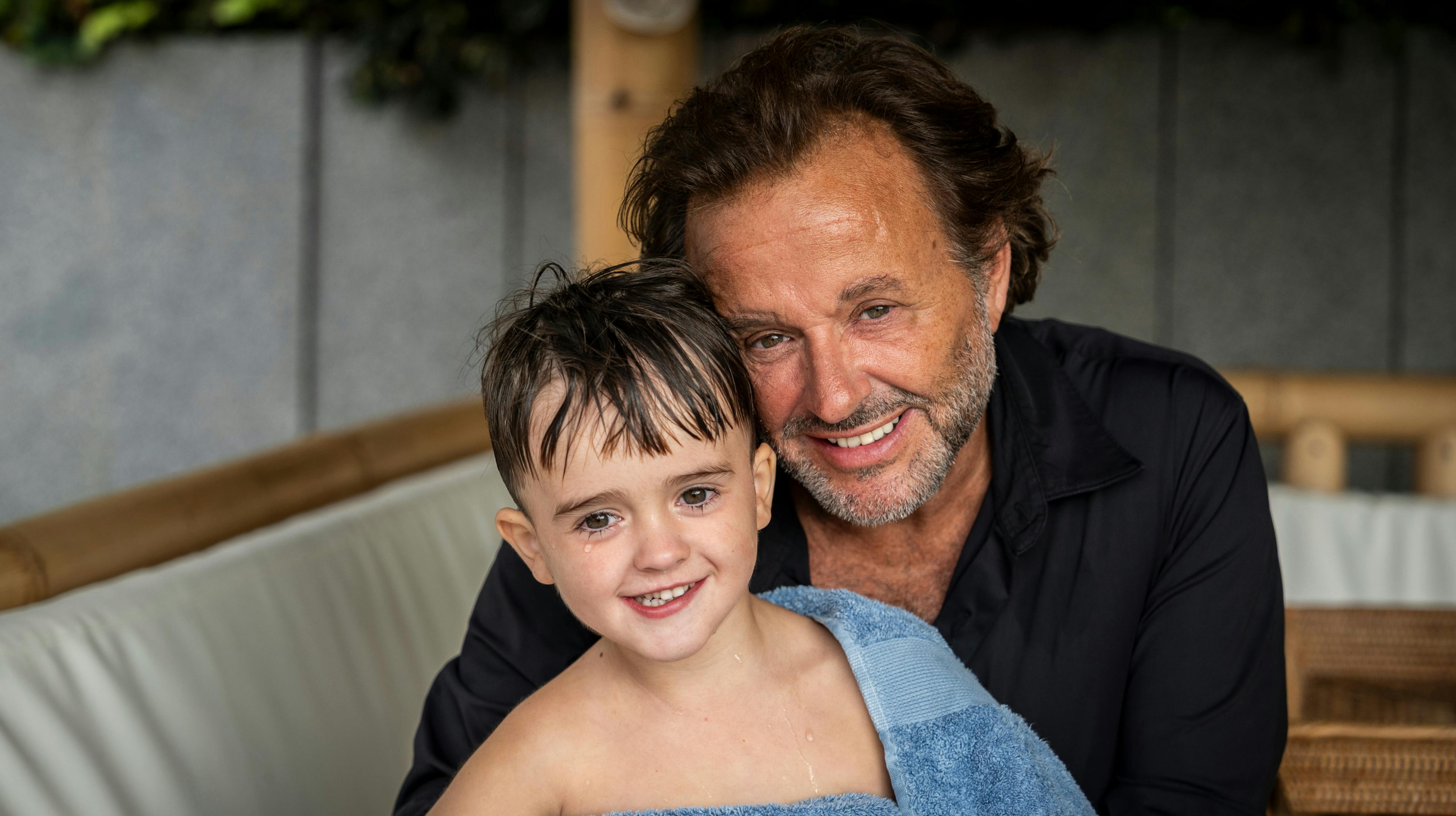 Dennis Knudsen med sønnen Noah.