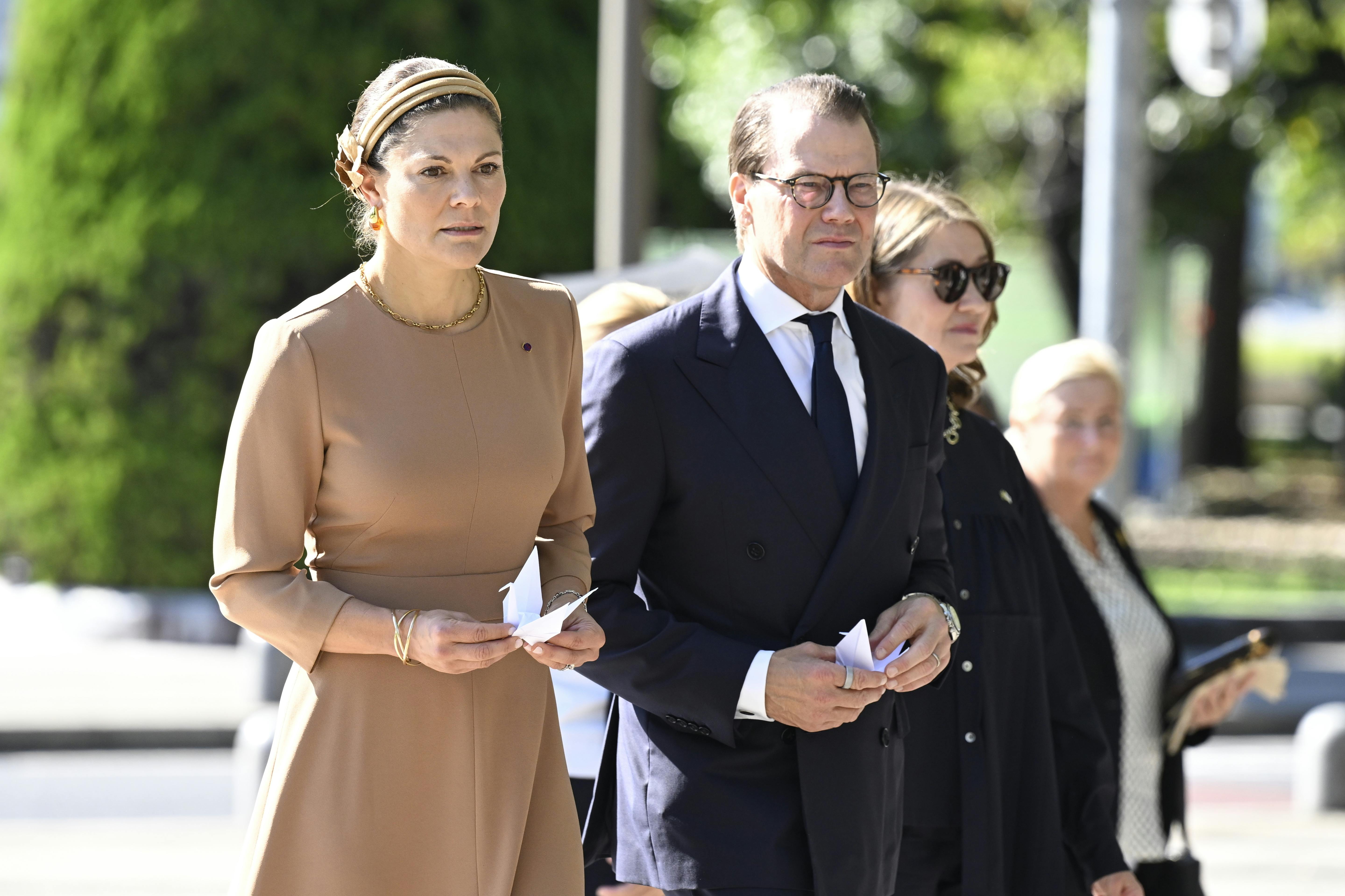 Kronprinsesse Victoria and og prins Daniel besøgte Hiroshima Peace Memorial Park under deres officielle visit i Japan. Her havde de gaver med fra deres to børn.