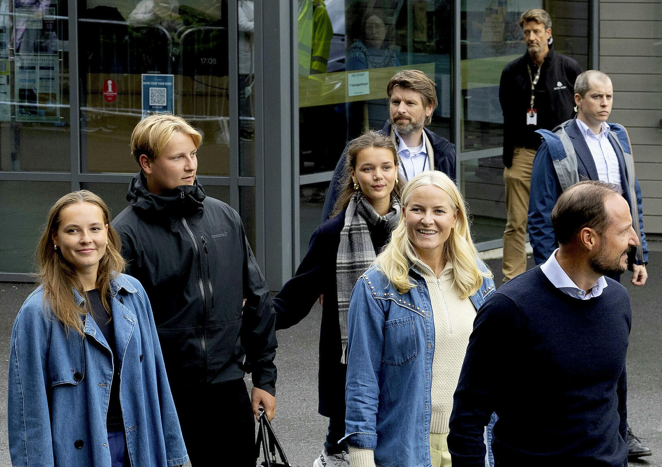 Prins Sverre Magnus havde kæresten Amalie Giæver Macleod med, da prinsesse Märtha Louise sidste år blev gift med Durek Verrett.