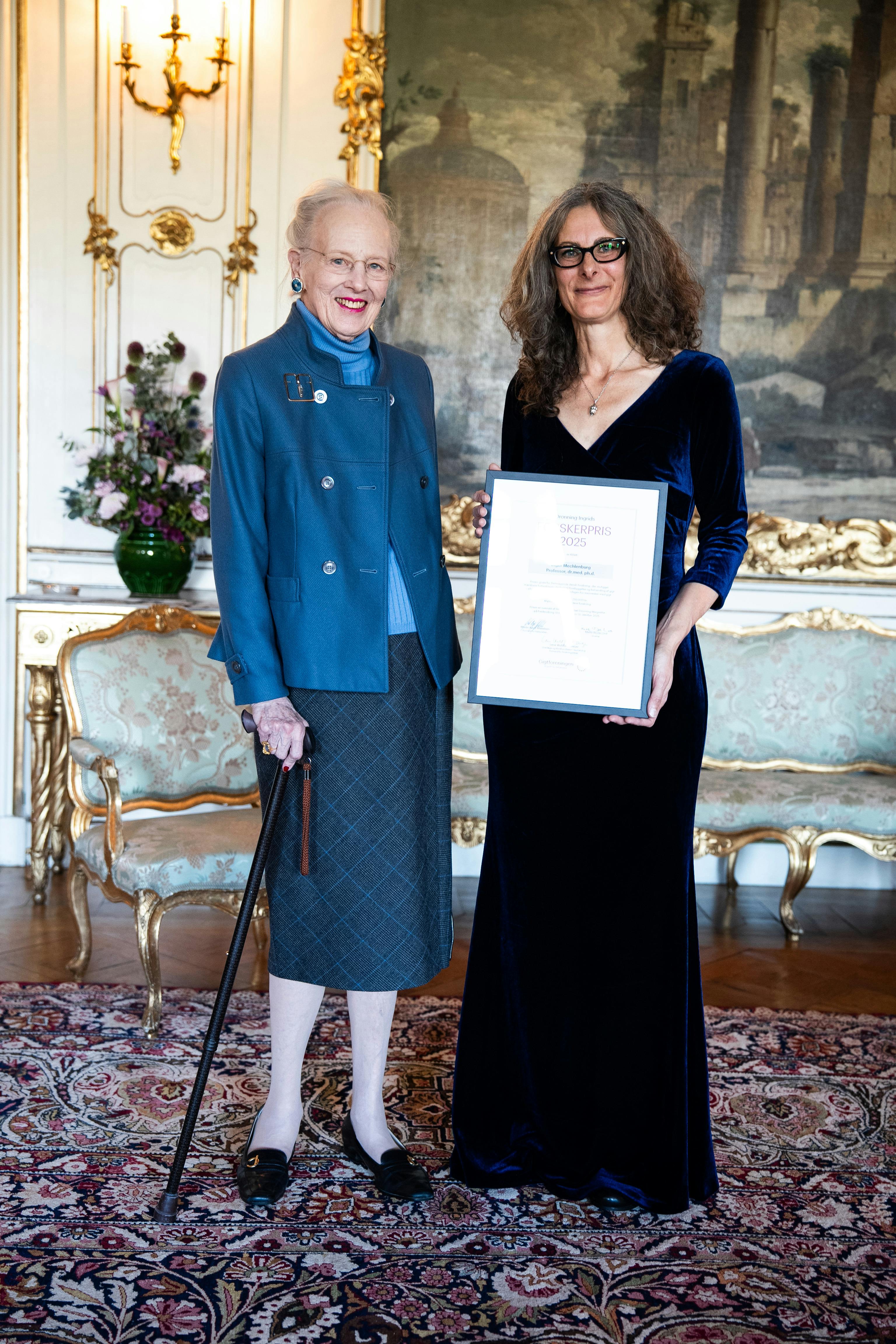 Dronning Margrethe og prismodtager, fysioterapeut og professor Inger Mechlenburg.