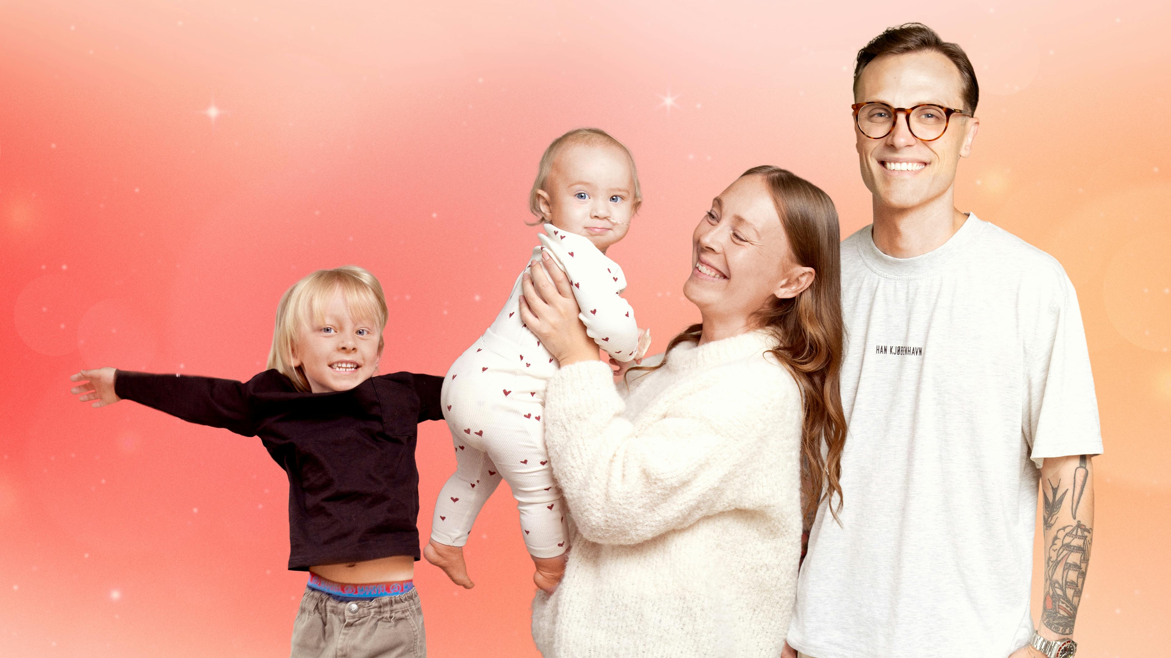 Lille Uma på knap et år sammen med sine forældre og storebror.