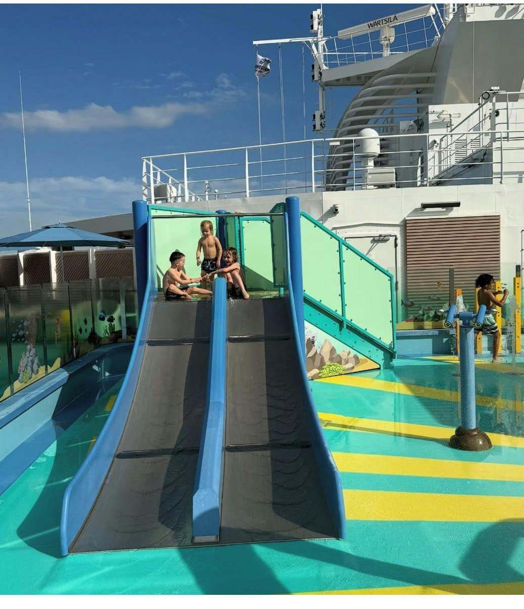 Dennis Knudsens tre børn på krydstogt.