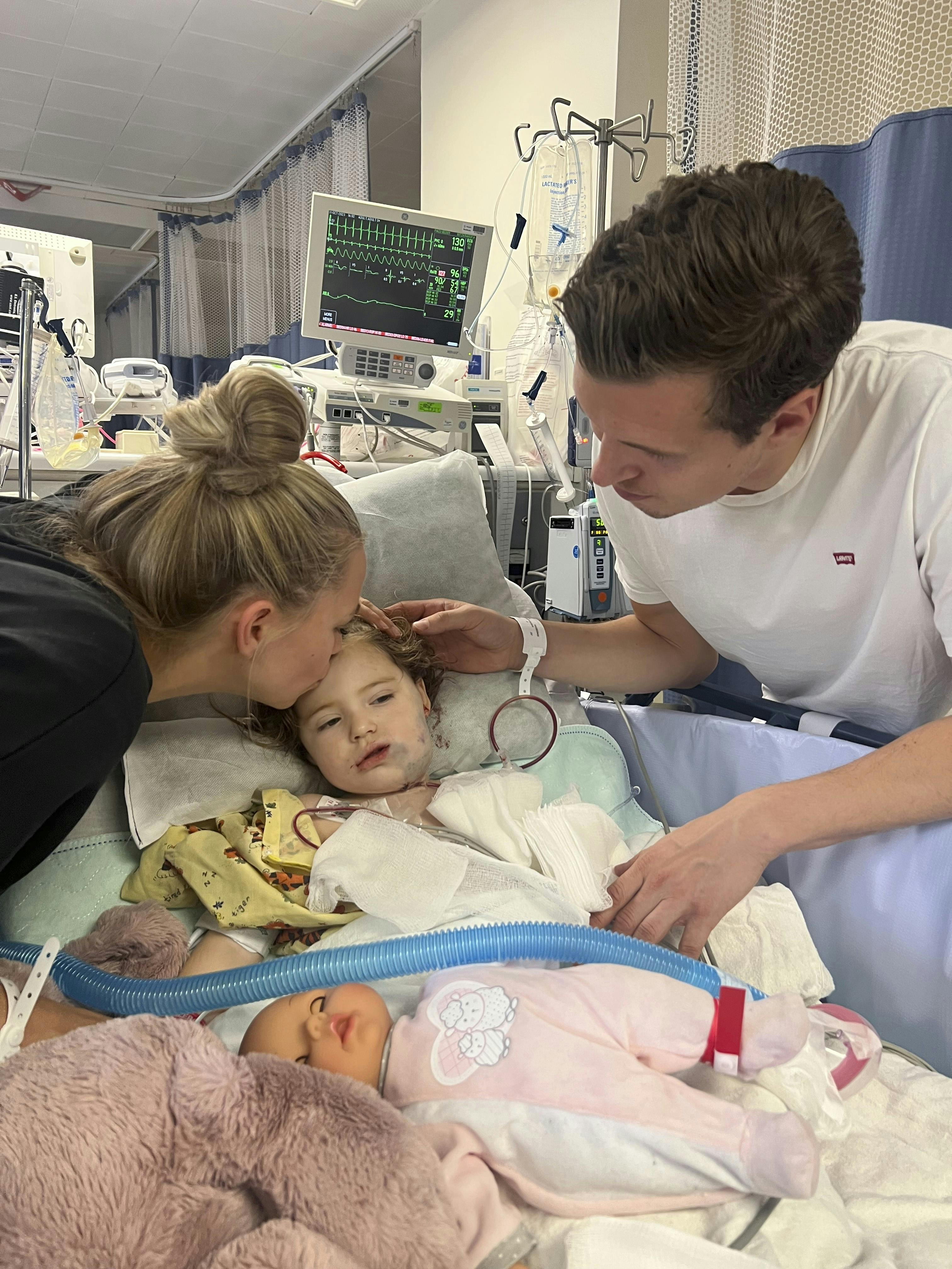 Hailey fra De sjældne danskere med sine forælder ved den første operation i New York.