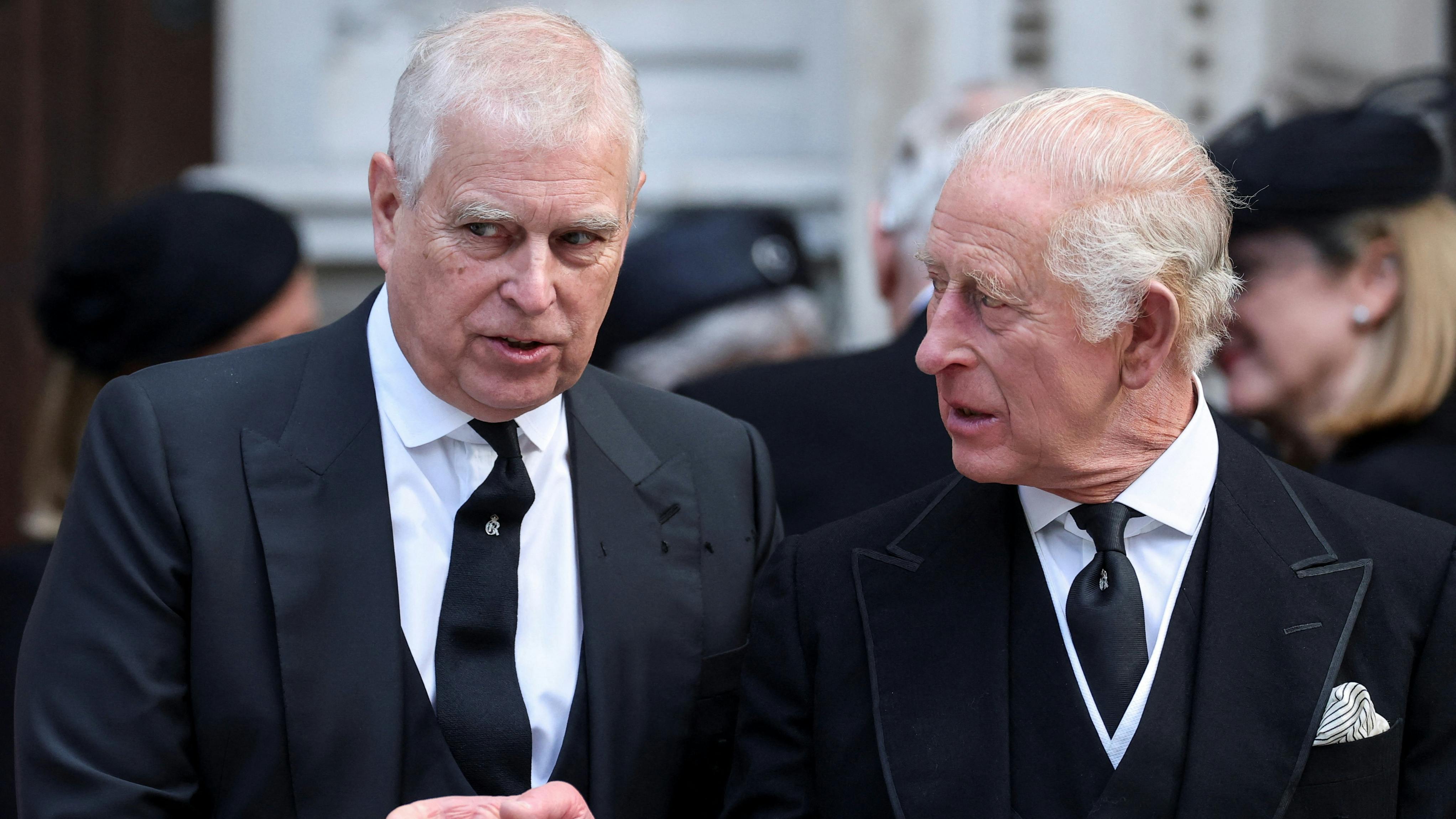 Prins Andrew og kong Charles ved begravelsen af hertuginde Katharine af Kent.&nbsp;