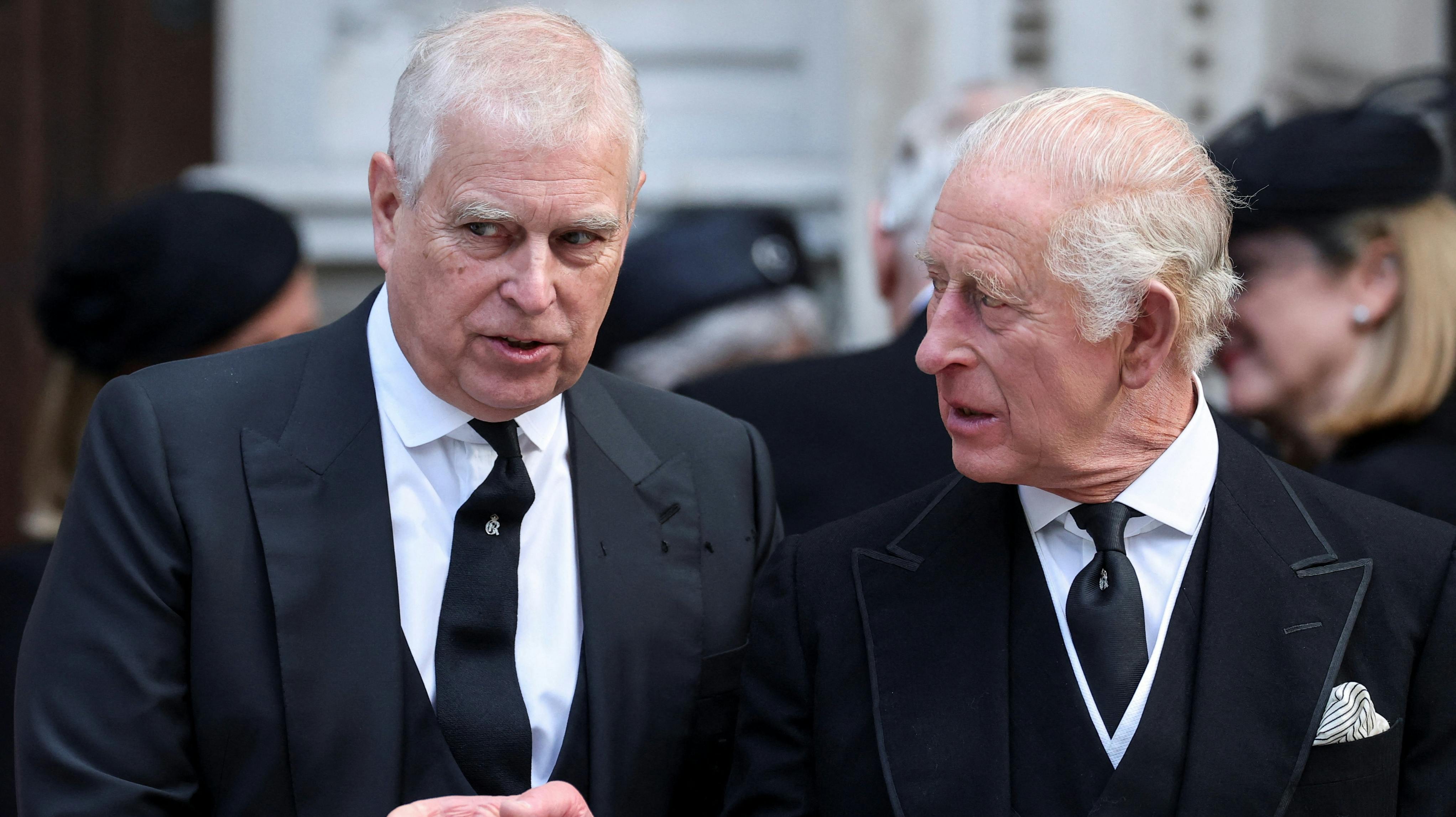 Prins Andrew og kong Charles ved begravelsen af hertuginde Katharine af Kent. 