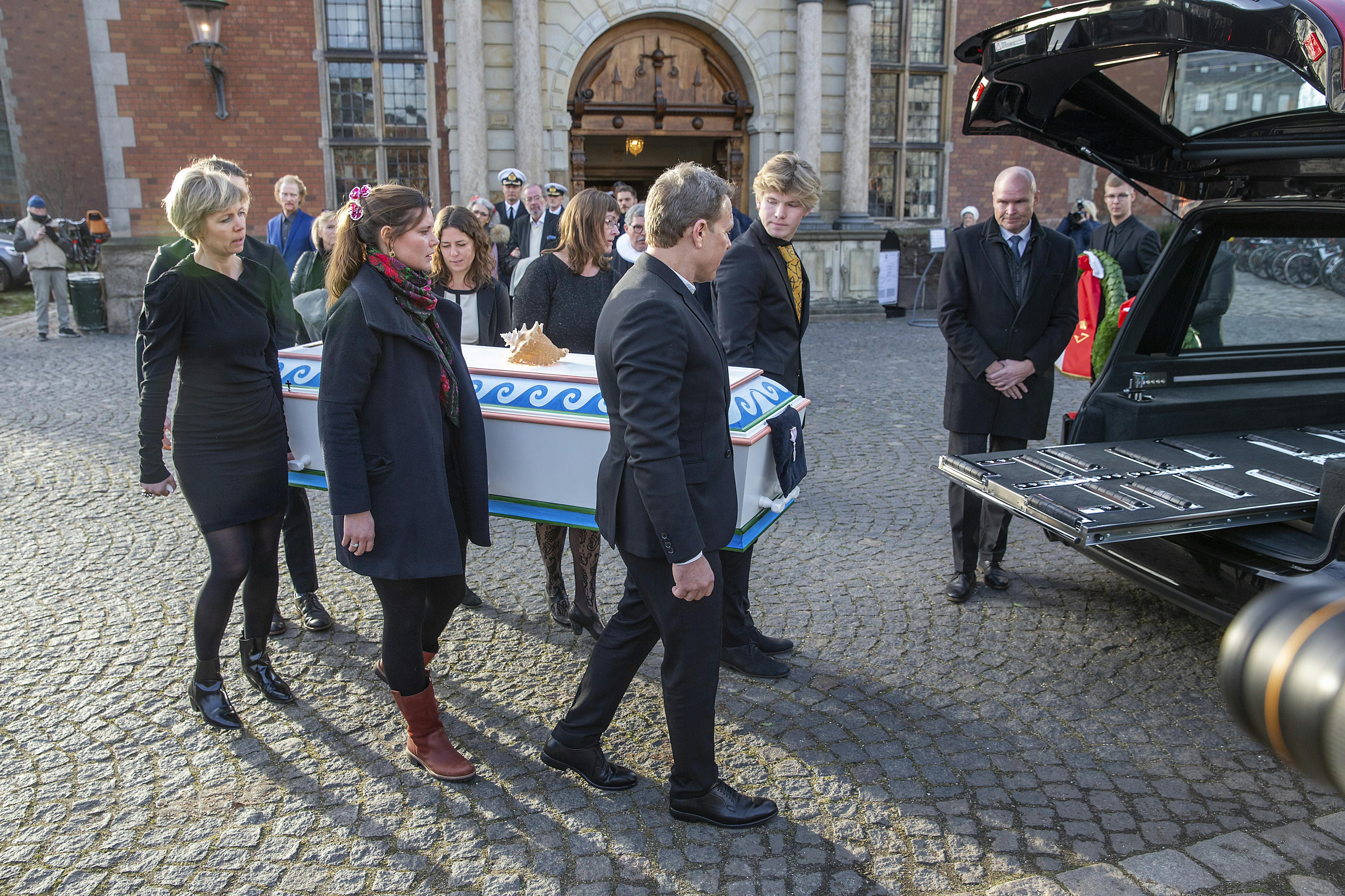 Troels Kløvedals kiste bæres ud til rustvognen.