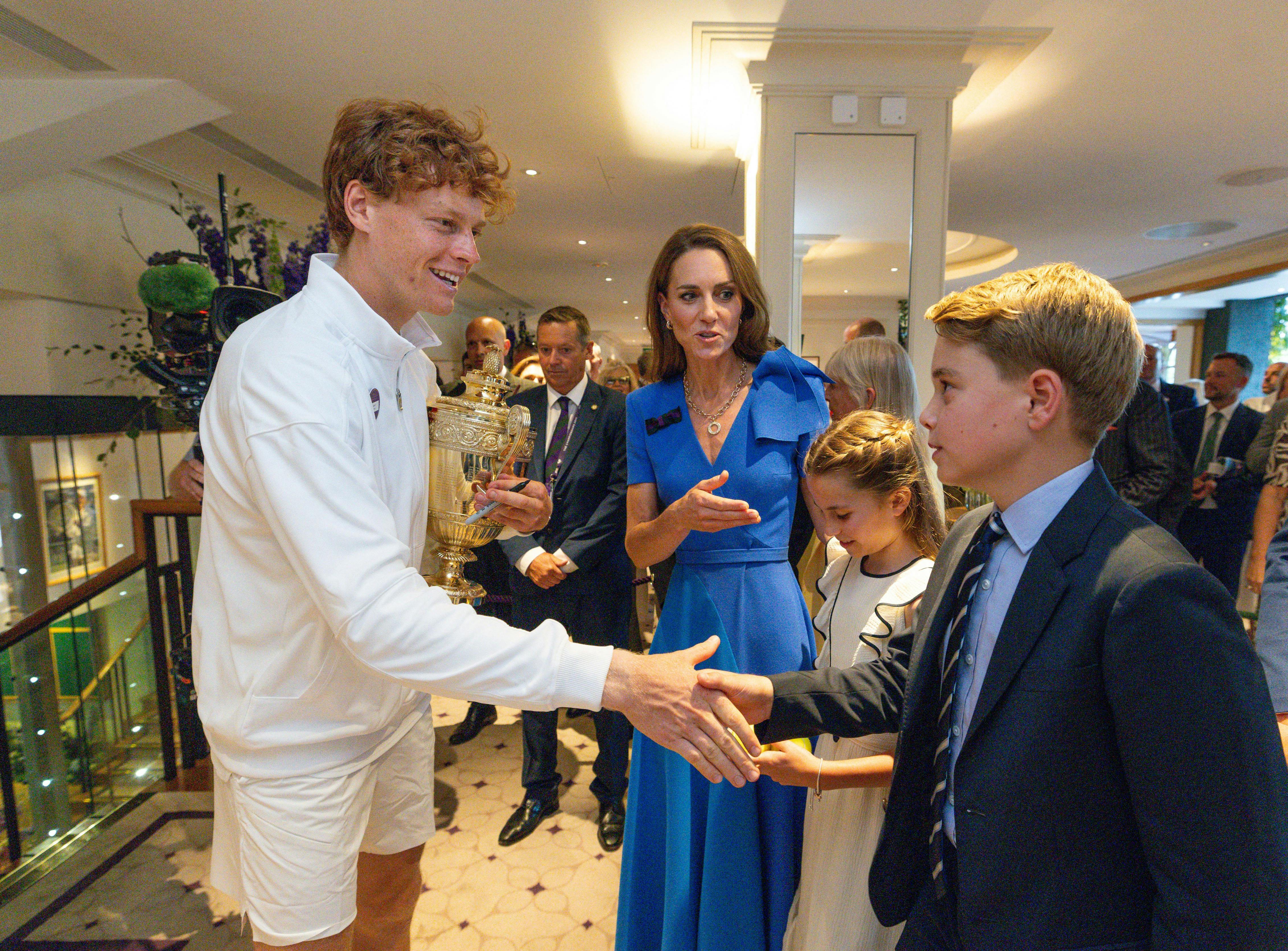 Prinsesse Kate, prinsesse Charlotte og prins George hilser på tennisstjernen Jannik Sinner.