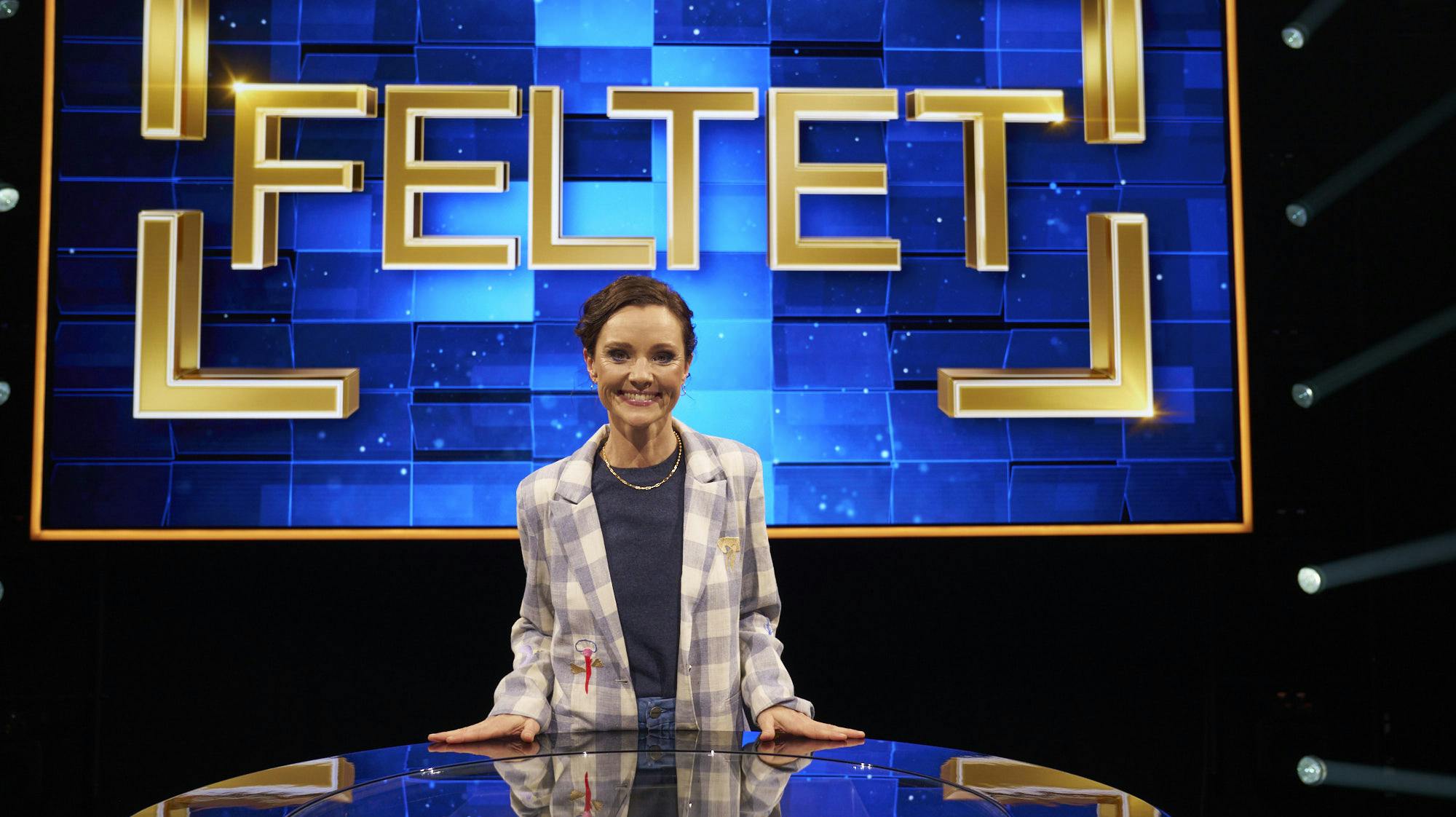 Lise Rønne som vært i "Feltet - Danmarks største quizkamp".