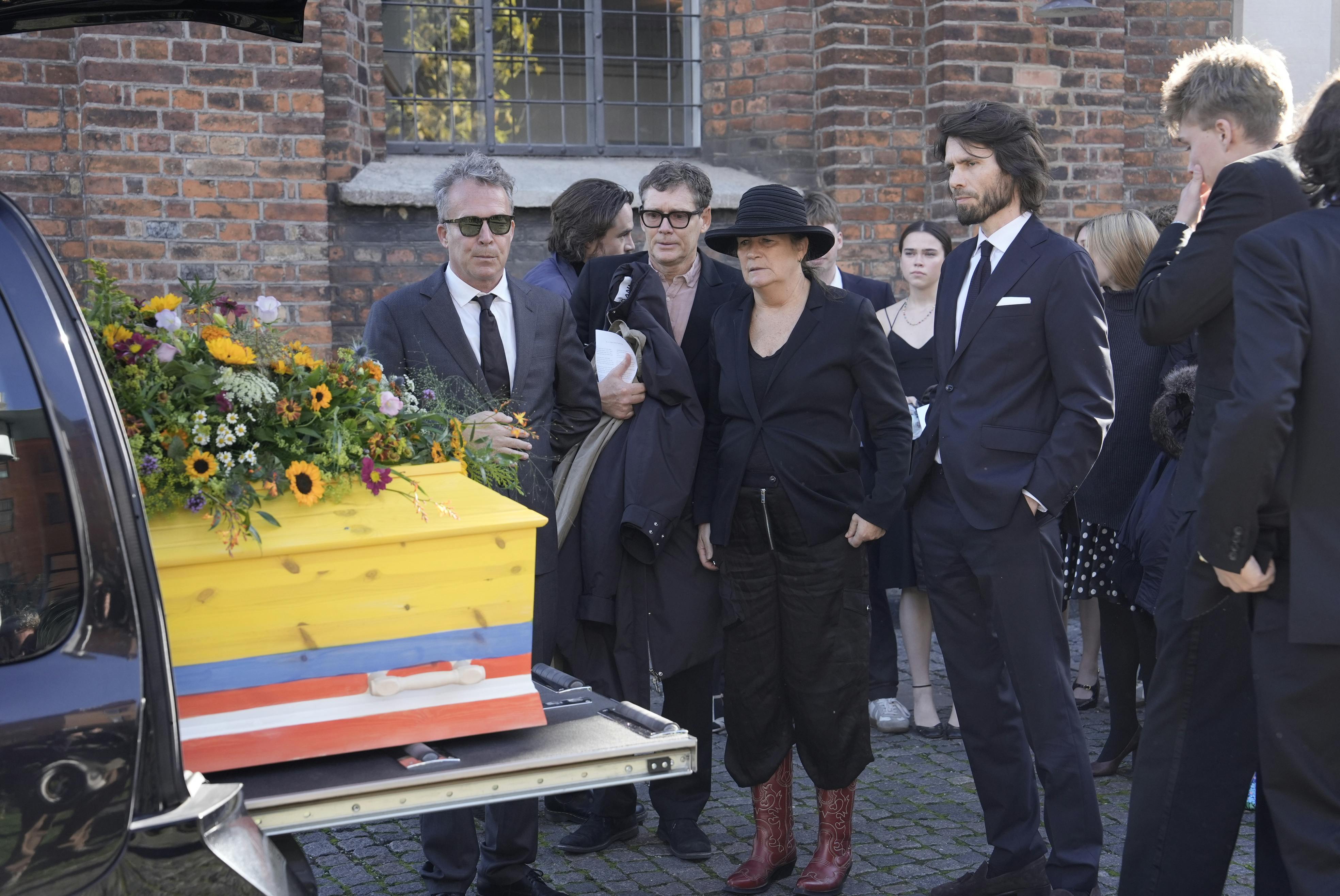 Jørgen Leths kiste på vej ind i rustvognen.