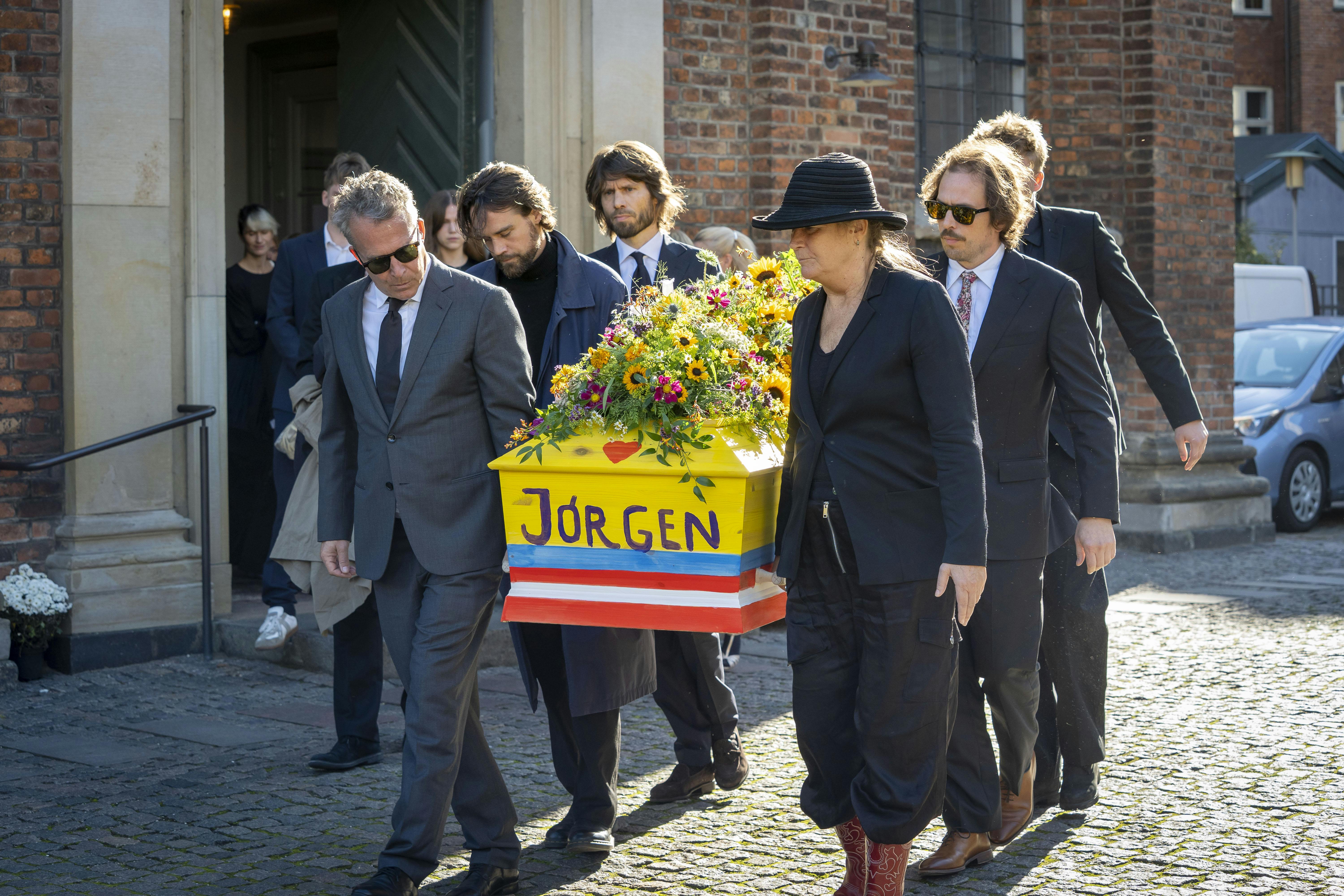Jørgen Leths kiste bæres ud.