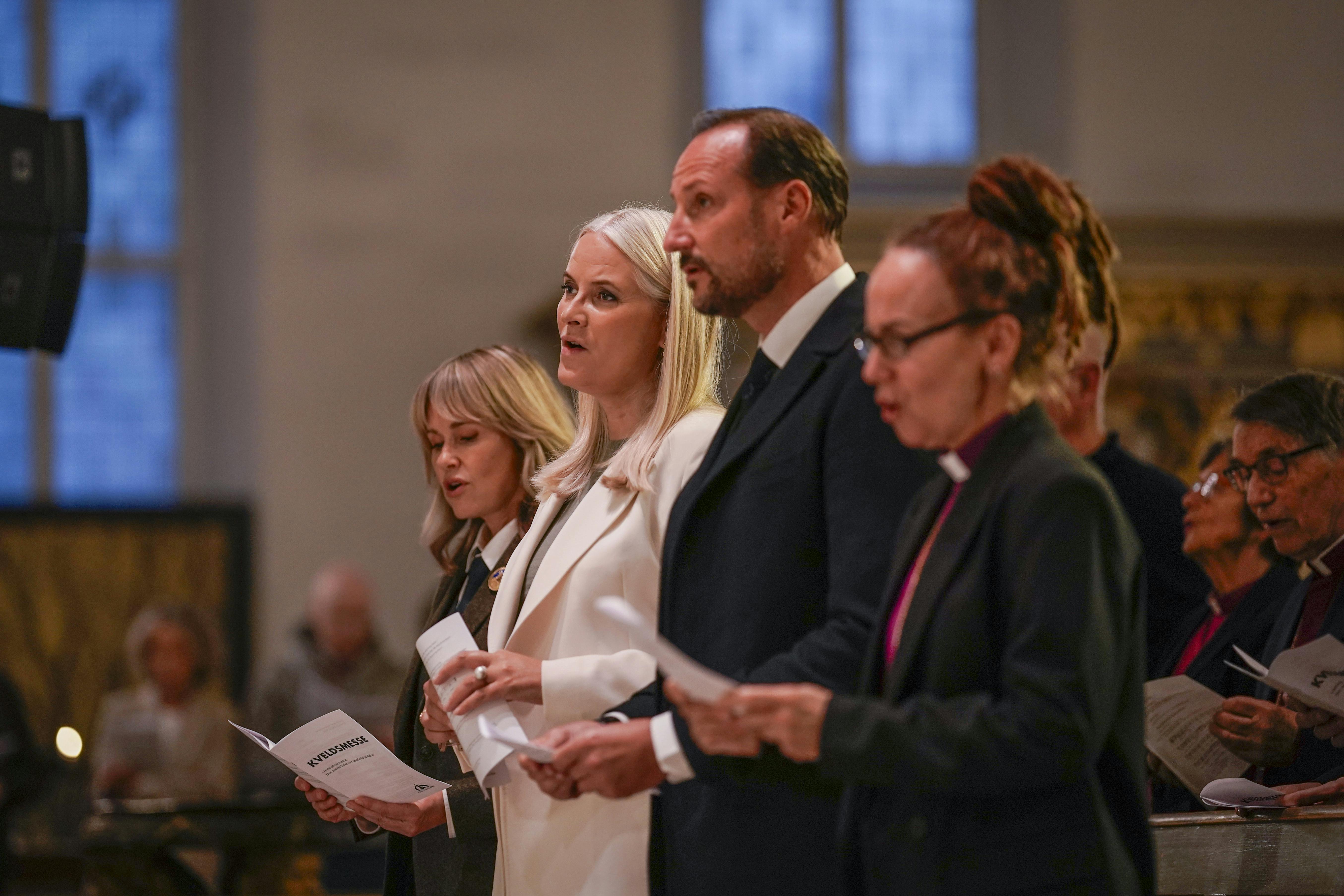 Hun havde selskab af ægtemanden kronprins Haakon.