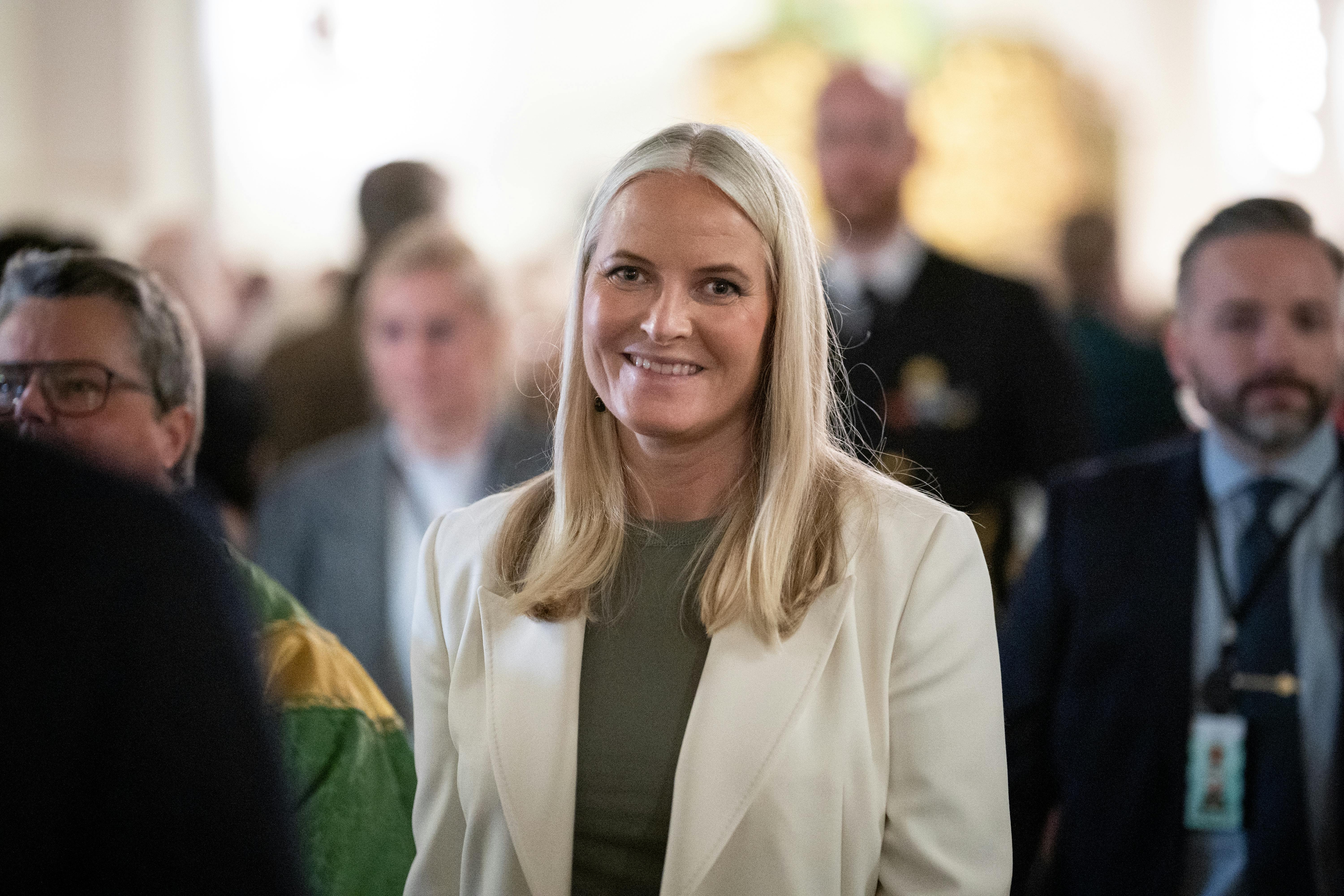 Kronprinsesse Mette-Marit ankom smilende til Oslo domkirke for at deltage i aftenmessen.