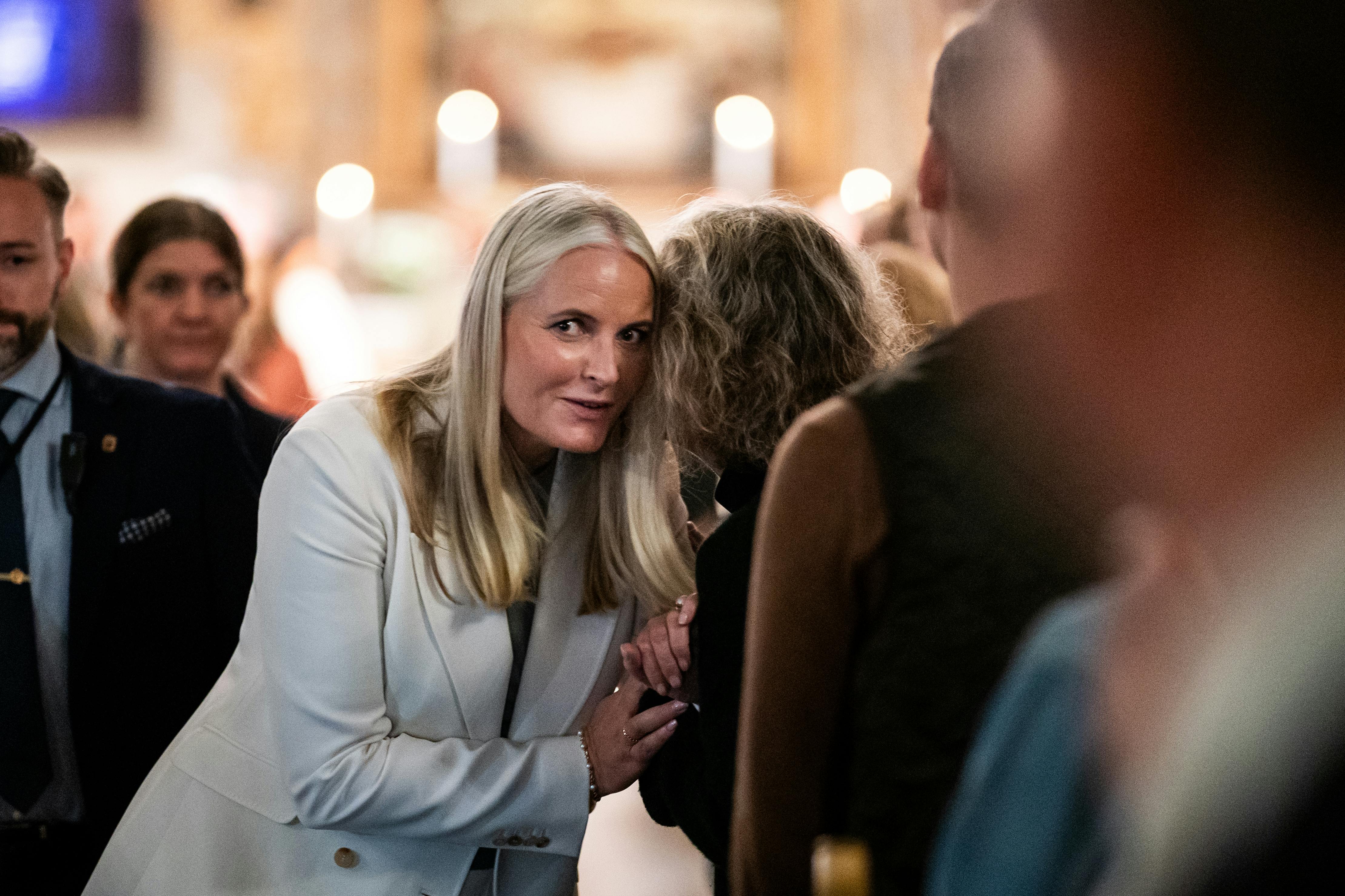 Kronprinsesse Mette-Marit hilste i domkirken.