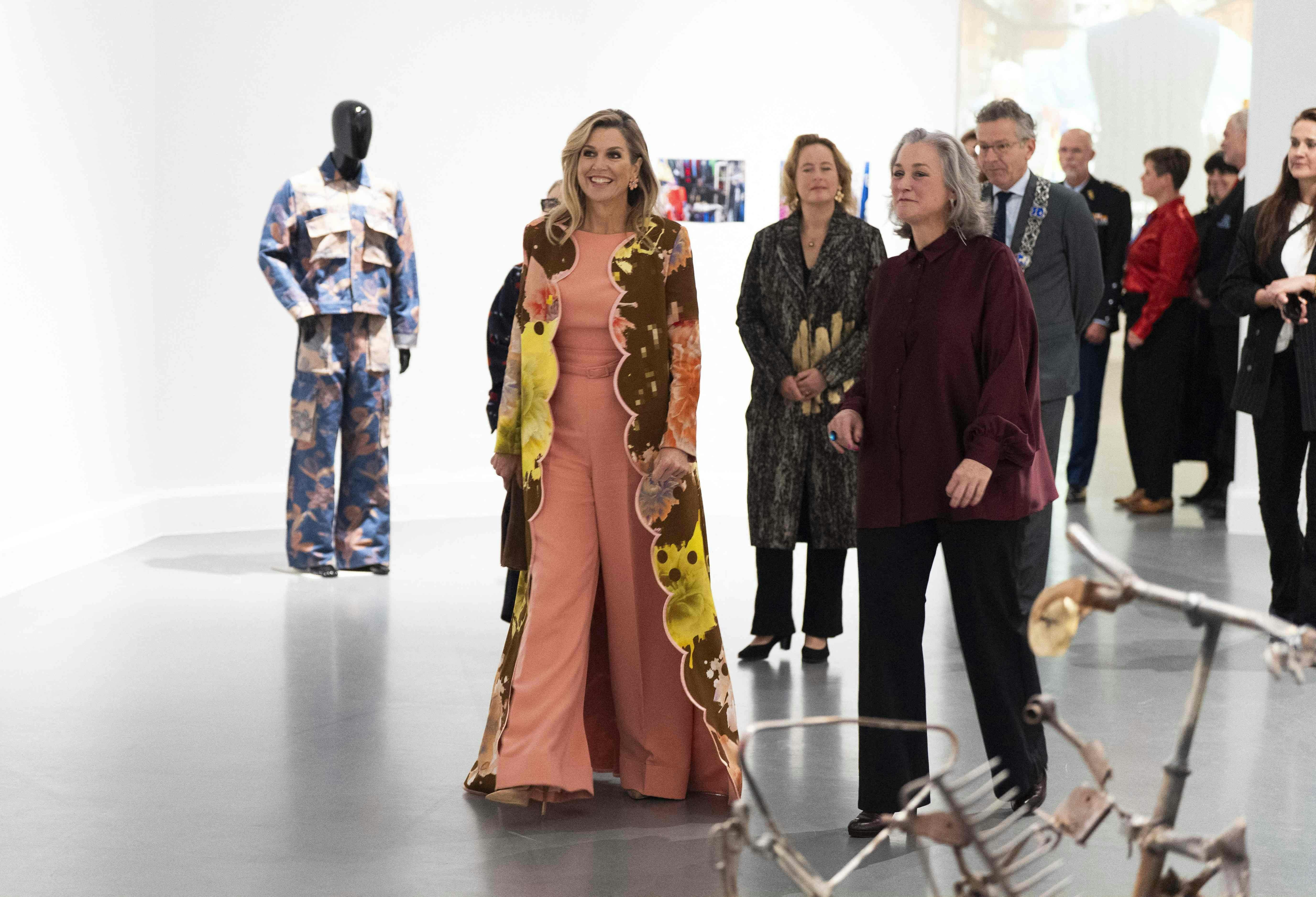 Dronning Maxima vakte opsigt i den blomstrede frakke.
