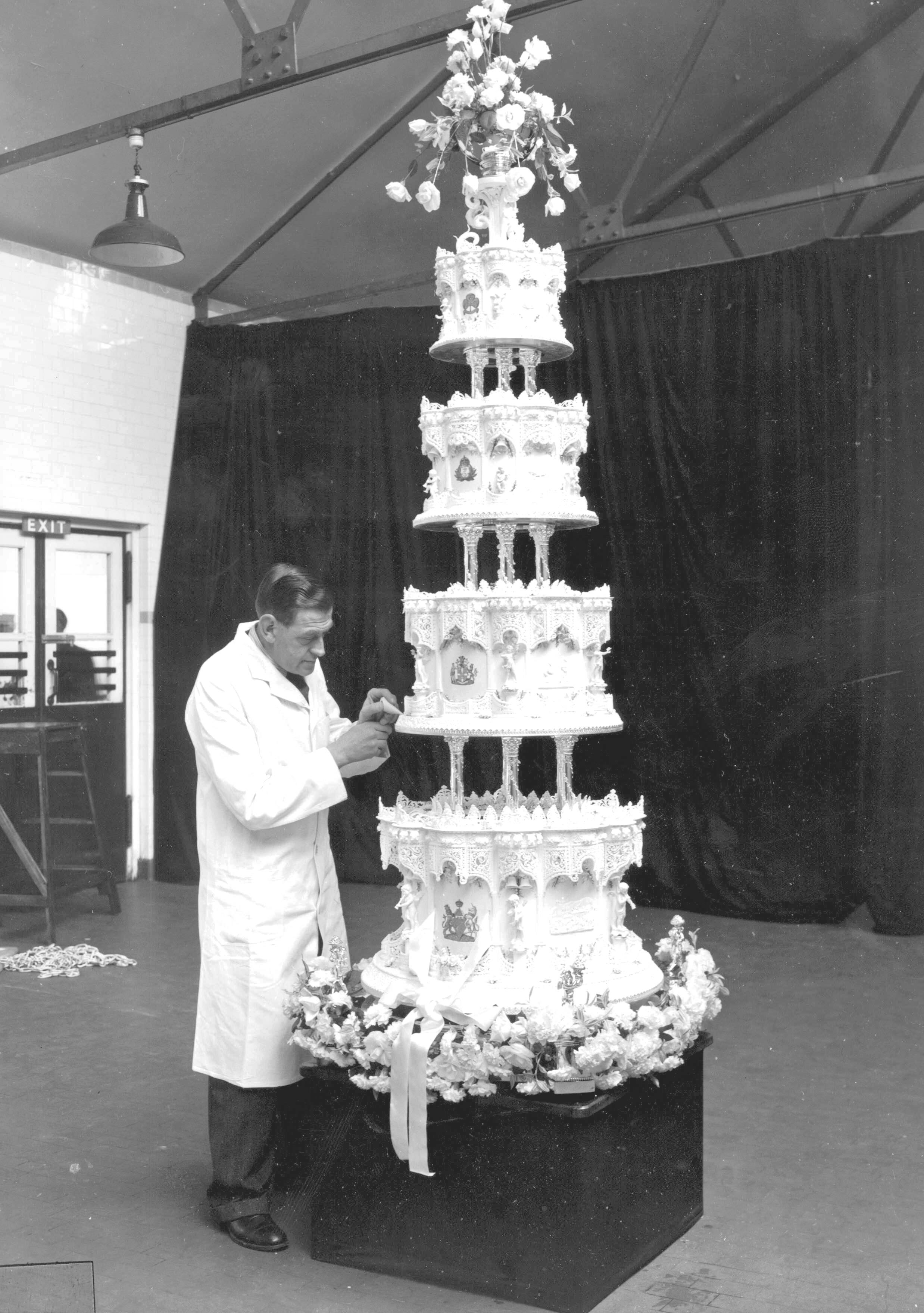 Sådan så det ud, da den historiske kage blev lavet frem mod brylluppet den 20. november 1947.