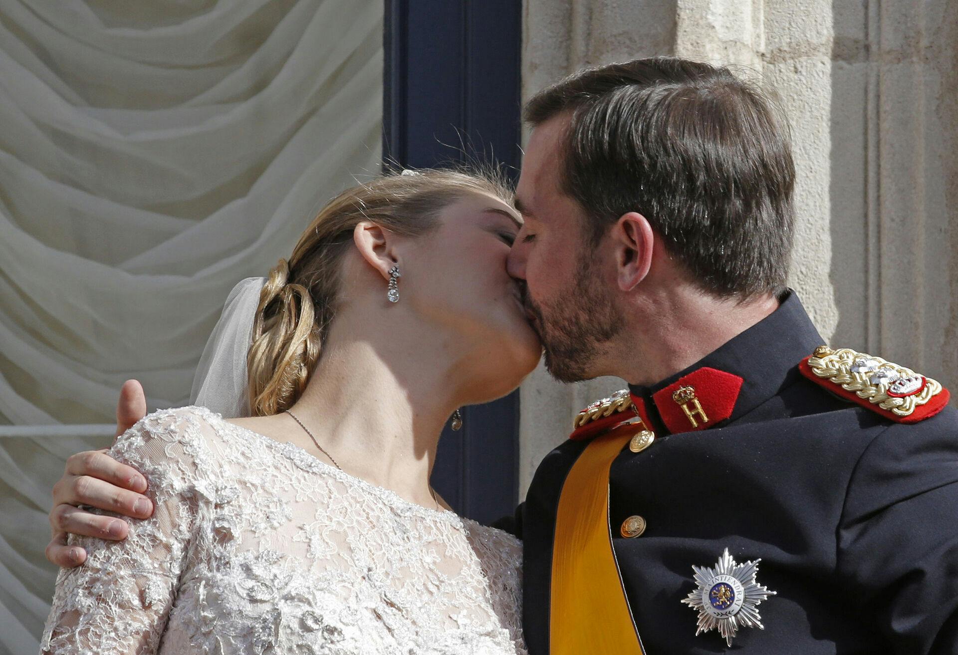 Luxembourg's Hereditary Grand Duke Guillaume (R) and his wife Princess Stephanie, Hereditary Grand Duchess of Luxembourg, kiss on the Grand Ducal Palace balcony after their religious wedding in Luxembourg October 20, 2012. REUTERS/Christian Hartmann (LUXEMBOURG - Tags: ROYALS SOCIETY ENTERTAINMENT TPX IMAGES OF THE DAY)