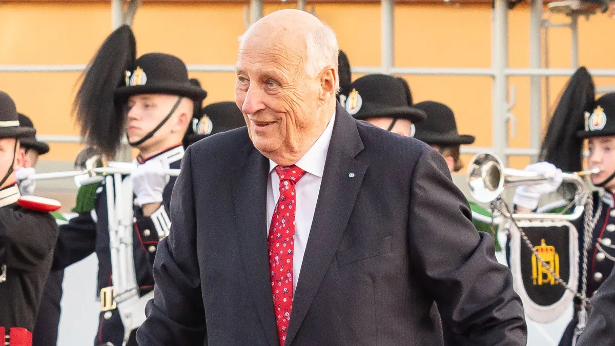 Modtaget som en stjerne: Kong Harald i godt selskab på den røde løber ...