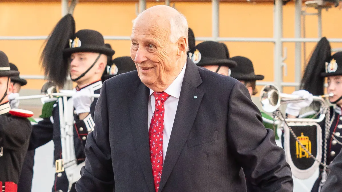 Modtaget som en stjerne: Kong Harald i godt selskab på den røde løber ...