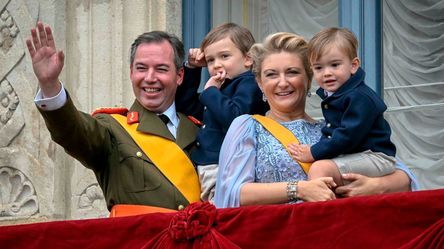Storhertug Guillaume og storhertuginde Stéphanie med børnene ved tronskiftet den 3. oktober 2025. 